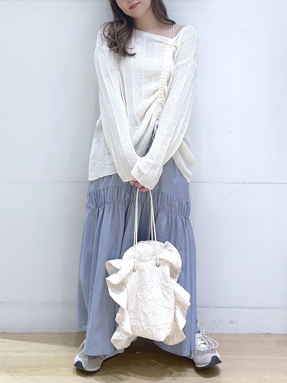 「低身長、着痩せ・細見え、体型カバー、ニット、スカート、春コーデ、春色、春服みてみて、春夏コーデ、フェミニン、カジュアル」｜「LAKOLEのジャガードラッフルボリュームショルダーバッグ / 288655（ショルダーバッグ、ホワイト系）」を使った、ヨシピーさん（レディース・154cm）の冬コーディネートの3枚目の写真