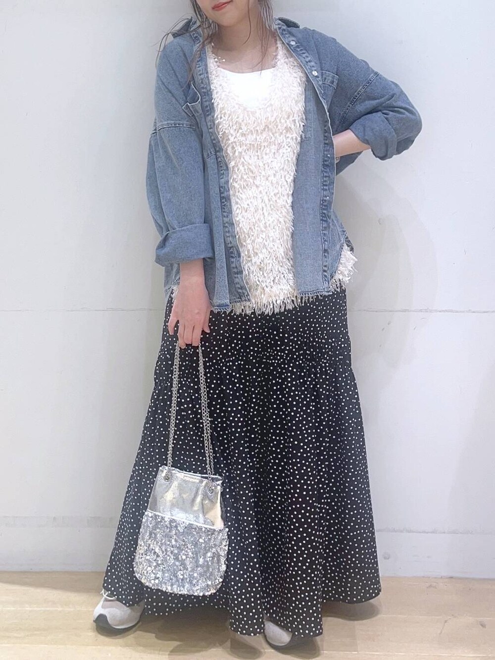 「低身長、着痩せ・細見え、体型カバー、春コーデ、春色、春服みてみて、春夏コーデ、デニムジャケット、ベスト、スカート、カジュアル、カジュアルコーデ、デートコーデ、女子会、ママコーデ」｜「LAKOLEのケミカルウォッシュシャツ長袖 / 140262（シャツ/ブラウス、ブルー系）」を使った、ヨシピーさん（レディース・154cm）の春コーディネートの3枚目の写真