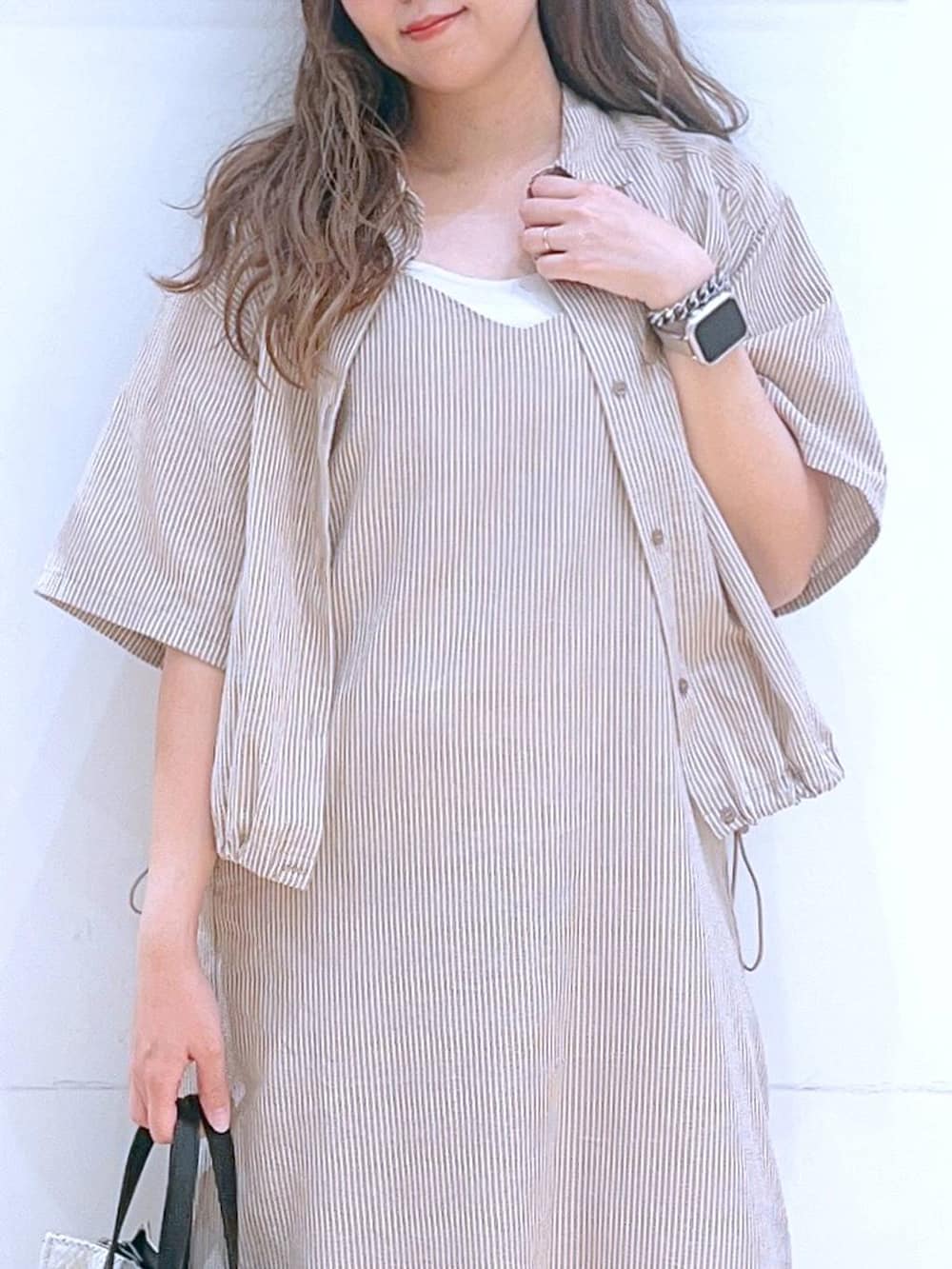 「低身長、着痩せ・細見え、体型カバー、ワンピース、シャツ、カジュアル、カジュアルコーデ、女子会、夏コーデ、ママコーデ、淡色コーデ、ベーシック/シンプル、ワントーン」｜「LAKOLEのスクエアフェイクレザーミニショルダーバッグ / 286363（ショルダーバッグ、ホワイト系）」を使った、ヨシピーさん（レディース・154cm）の春コーディネートの5枚目の写真