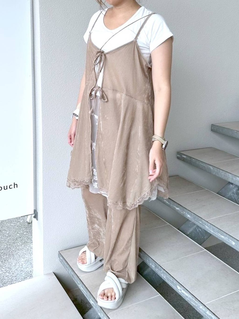 「低身長、着痩せ・細見え、体型カバー、ブランドミックス、キャミソール、ワイドパンツ、セットアップ、ワントーン、ベーシック/シンプル、夏コーデ、カジュアルコーデ、カジュアル、ママコーデ、女子ウケ」｜「LEPSIMの大判レーススカーフ　495476（バンダナ/スカーフ、ホワイト系）」を使った、ヨシピーさん（レディース・154cm）の夏コーディネートの3枚目の写真