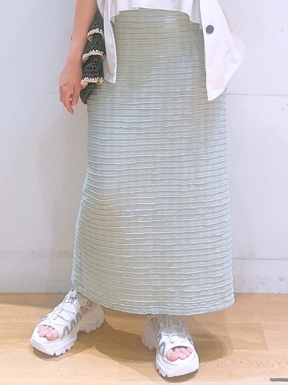 「着痩せ・細見え、ジャケット、スカート、サンダル、夏コーデ、ビスチェ、体型カバー、低身長、きれいめ、きれいめカジュアル、ブランドミックス」｜「LAKOLEのペーパーフリルショルダーバッグ / 286390（ショルダーバッグ、ブラック系）」を使った、ヨシピーさん（レディース・154cm）の春コーディネートの7枚目の写真