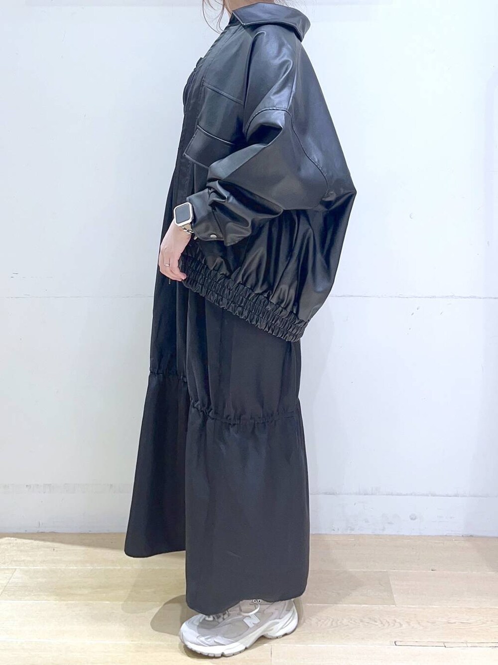「カジュアル、フェミニン、秋コーデ、秋冬新作、秋服準備はじめました、ママコーデ、楽ちんコーデ、低身長、着痩せ・細見え、体型カバー、ワンピース、レザー、ジャケット、アウター」｜「NEW BALANCEの【new balance（ニューバランス)】ML725(WOMEN)（スニーカー、グレー系）」を使った、ヨシピーさん（レディース・154cm）の秋コーディネートの8枚目の写真