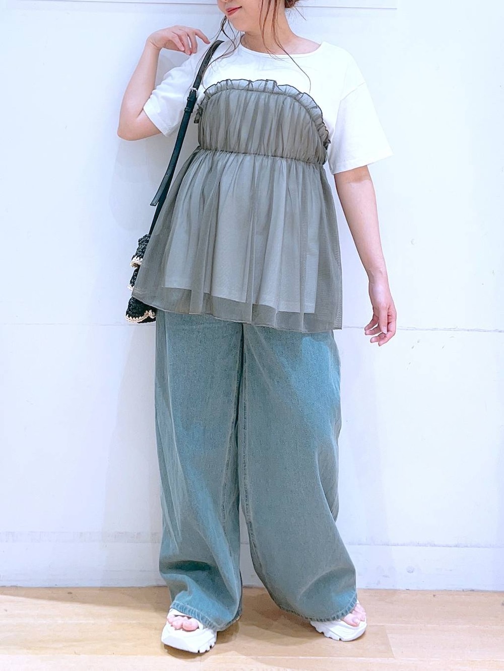「低身長、着痩せ・細見え、体型カバー、デニムパンツ、ワイドパンツ、Tシャツ、夏コーデ、カジュアル、カジュアルコーデ、ママコーデ、女子会」｜「LAKOLEのウエストフックデニムパンツ / 120686（デニムパンツ、ブルー系）」を使った、ヨシピーさん（レディース・154cm）の春コーディネートの8枚目の写真