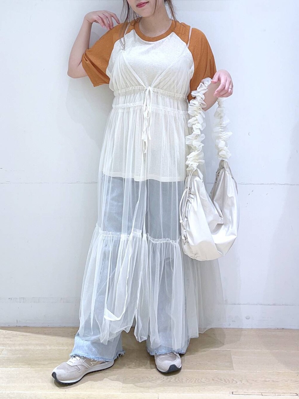 「ワイドパンツ、Tシャツ、低身長、着痩せ・細見え、体型カバー、ワンピース、デニムパンツ、夏コーデ、楽ちんコーデ、カジュアル、カジュアルコーデ、ママコーデ」｜「LAKOLEのチュールキャミワンピース / 102233（ワンピース、ホワイト系）」を使った、ヨシピーさん（レディース・154cm）の夏コーディネートの9枚目の写真