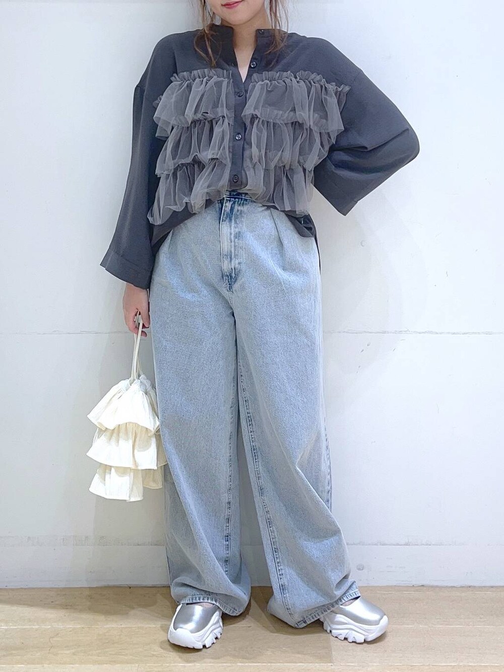 「低身長、着痩せ・細見え、体型カバー、ワイドパンツ、デニムパンツ、シャツ、ブラウス、フェミニン、カジュアル」｜「LAKOLEのウエストフックデニムパンツ / 120686（デニムパンツ、ブルー系）」を使った、ヨシピーさん（レディース・154cm）の夏コーディネートの8枚目の写真