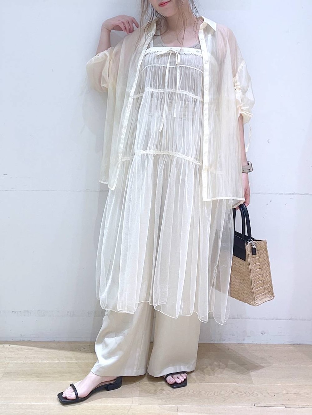 ブラック系のサンダル、ベージュ系のショルダーバッグ、ベージュ系のその他パンツを着用したレディースの夏コーディネートの3枚目の写真