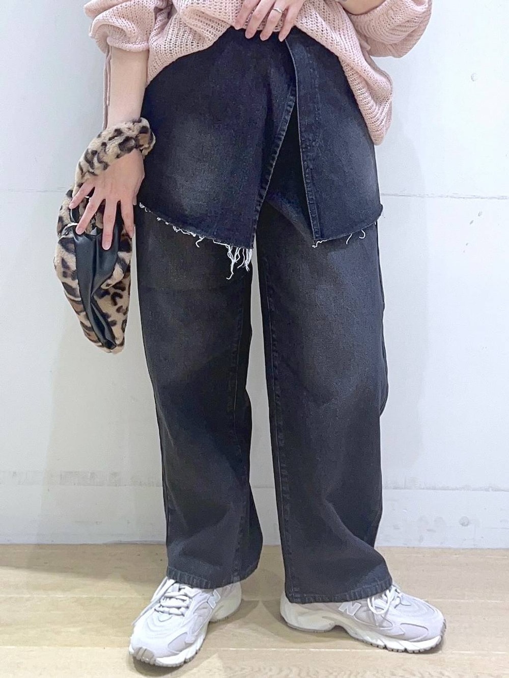 「ママコーデ、低身長、着痩せ・細見え、体型カバー、デニムパンツ、ニット、秋冬新作、秋コーデ、秋服準備はじめました、カジュアル、カジュアルコーデ、女子ウケ、楽ちんコーデ」｜「NEW BALANCEの【new balance（ニューバランス)】ML725(WOMEN)（スニーカー、グレー系）」を使った、ヨシピーさん（レディース・154cm）の秋コーディネートの7枚目の写真
