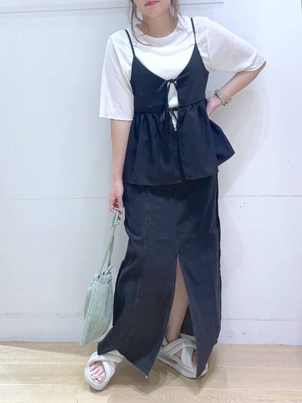 「低身長、着痩せ・細見え、体型カバー、モノトーン、カジュアルコーデ、女子ウケ、デートコーデ、ママコーデ、楽ちんコーデ、夏コーデ」｜「LAKOLEのシアーメロウ半袖T / 129237（Tシャツ/カットソー、ホワイト系）」を使った、ヨシピーさん（レディース・154cm）の夏コーディネートの3枚目の写真