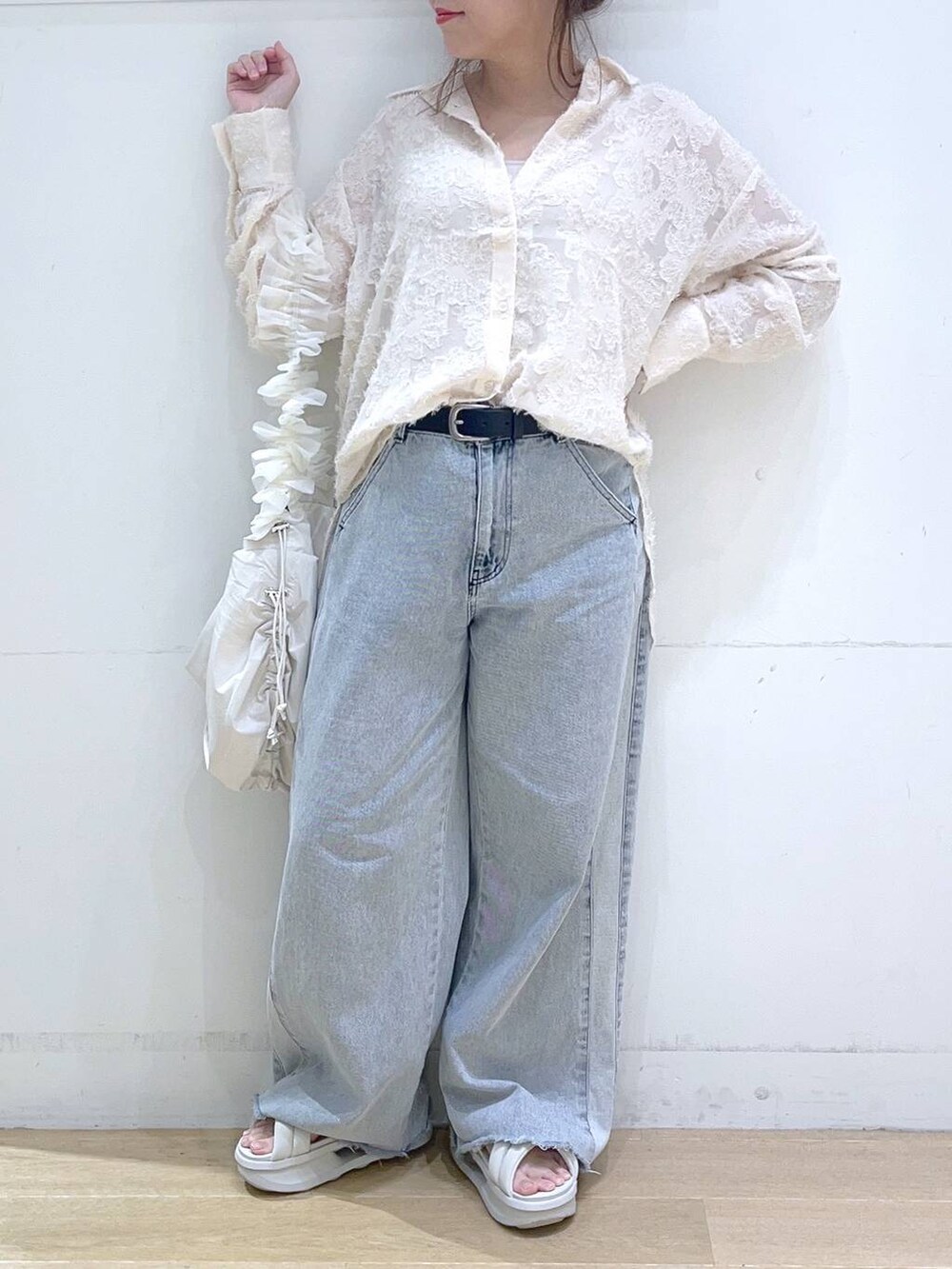「低身長、着痩せ・細見え、デニムパンツ、シャツ、楽ちんコーデ、カジュアル、体型カバー、秋コーデ、秋服準備はじめました、ママコーデ」｜「LAKOLEのサイドラインデニムパンツ / 124570（デニムパンツ、ブルー系）」を使った、ヨシピーさん（レディース・154cm）の秋コーディネートの8枚目の写真