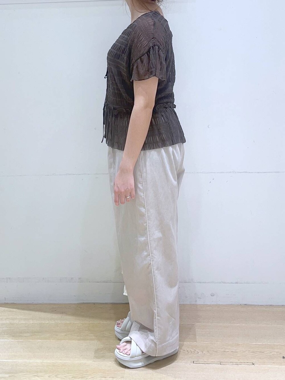 「シンプルコーデ、ベーシック/シンプル、ブラウス、ワイドパンツ、カジュアル、フェミニン、楽ちんコーデ、低身長、着痩せ・細見え、ママコーデ、夏コーデ、体型カバー」｜「LAKOLEのサイドラインスラックスパンツ / 131983（スラックス、ベージュ系）」を使った、ヨシピーさん（レディース・154cm）の夏コーディネートの8枚目の写真