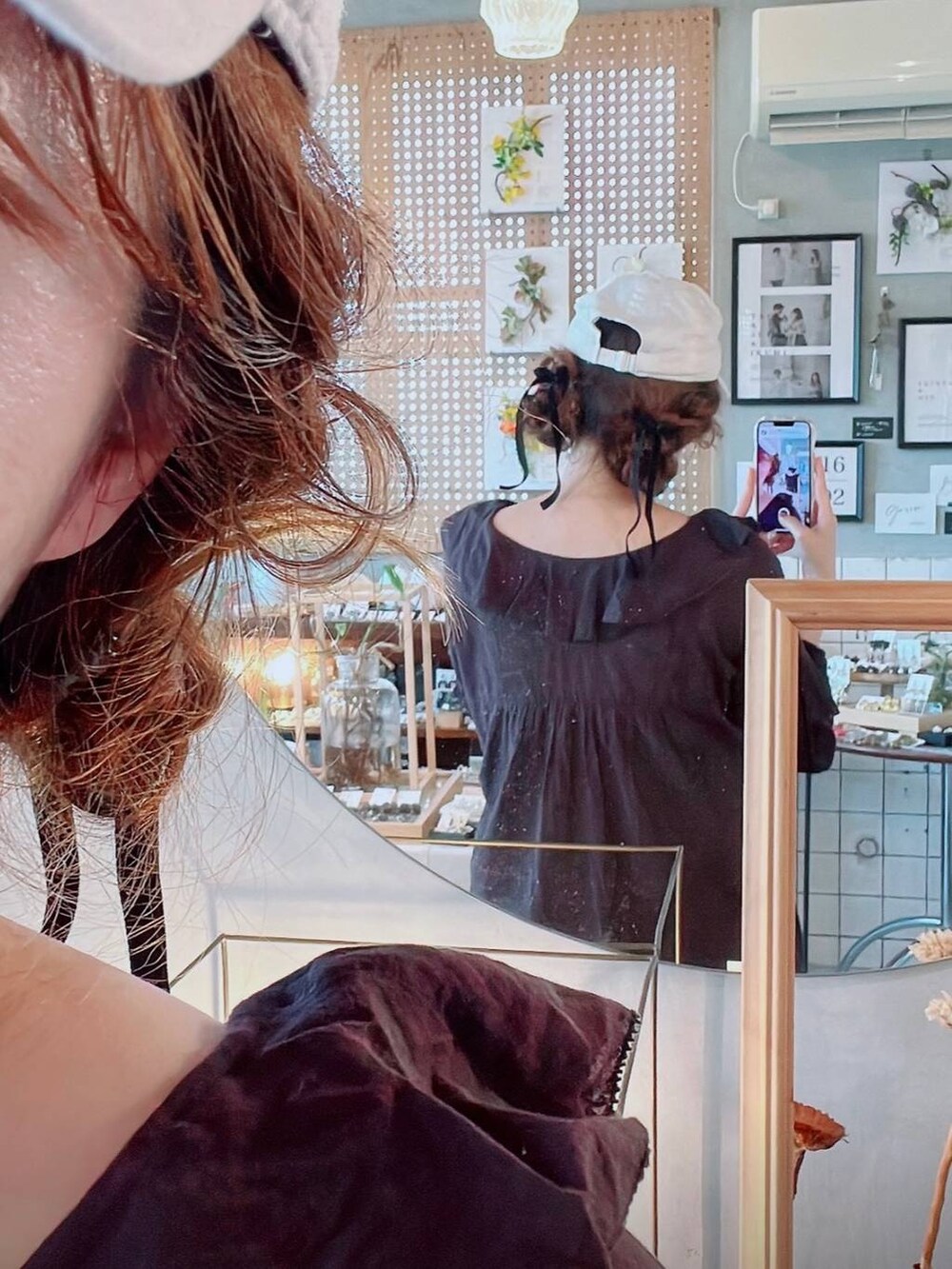 ブラック系のバレッタ/ヘアクリップ、ホワイト系のキャップを着用したレディースの夏コーディネートの2枚目の写真