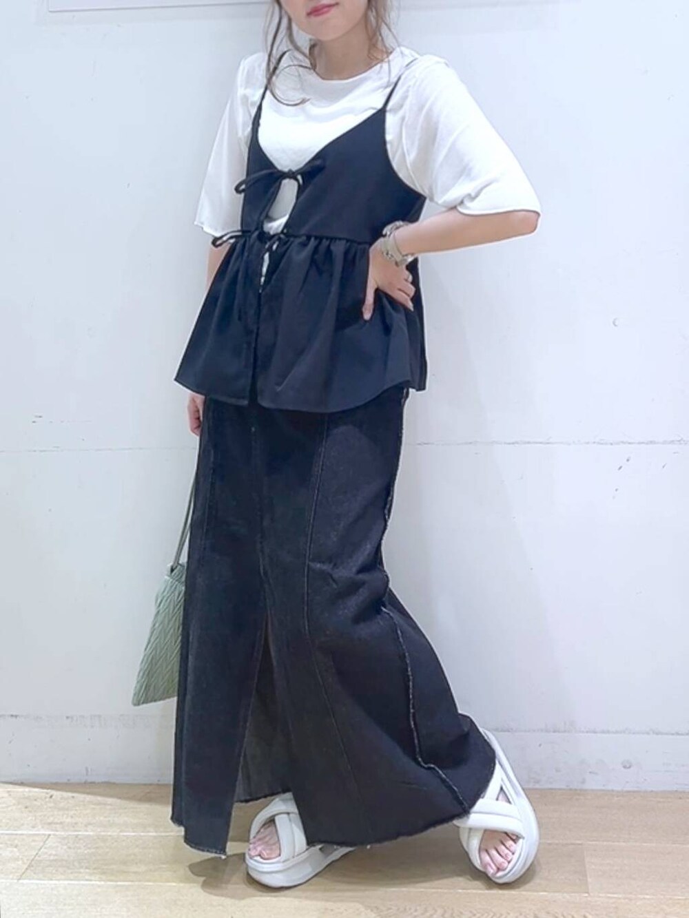 「低身長、着痩せ・細見え、体型カバー、モノトーン、カジュアルコーデ、女子ウケ、デートコーデ、ママコーデ、楽ちんコーデ、夏コーデ」｜「LAKOLEのシアーメロウ半袖T / 129237（Tシャツ/カットソー、ホワイト系）」を使った、ヨシピーさん（レディース・154cm）の夏コーディネートの6枚目の写真