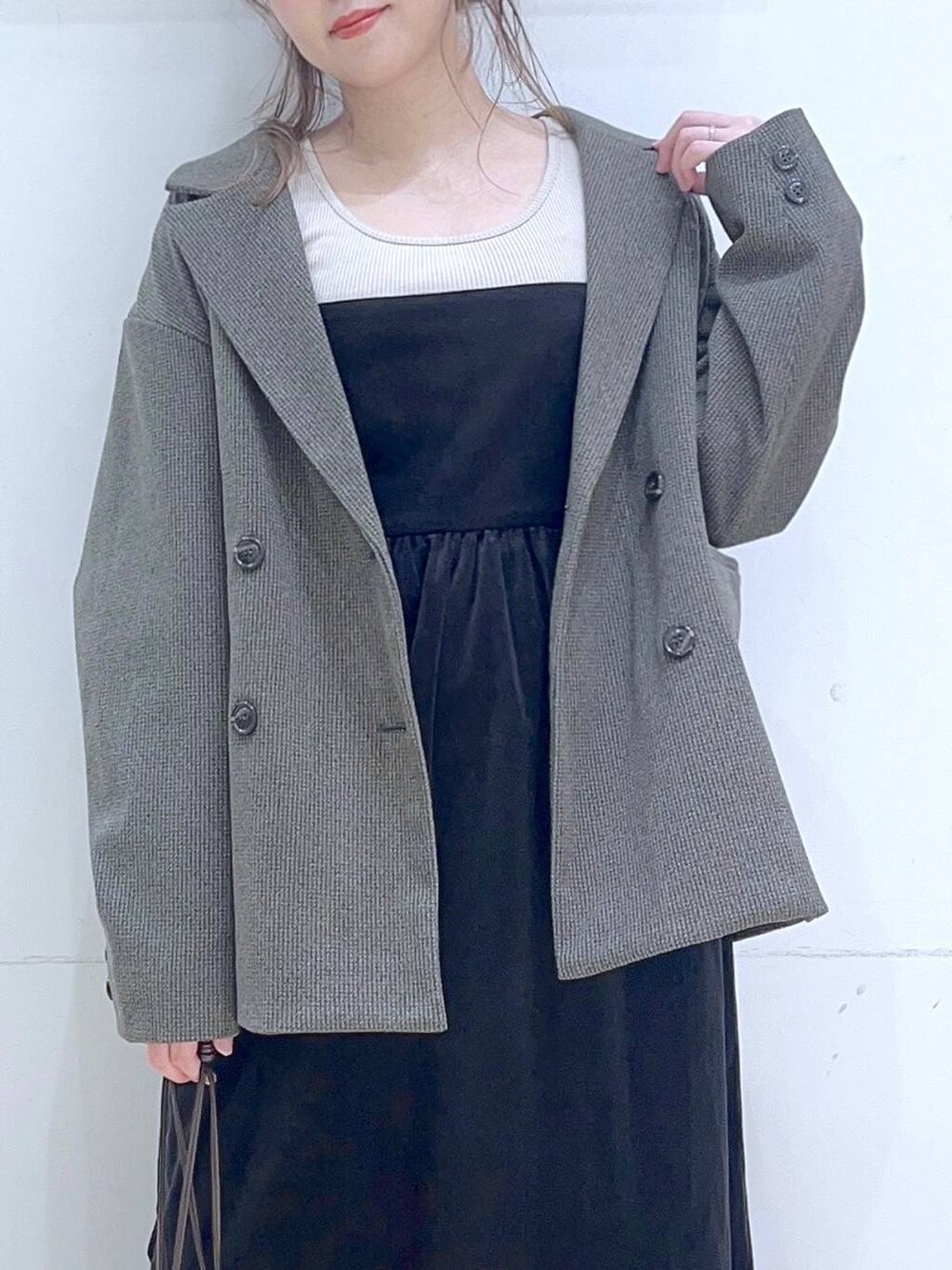 「低身長、着痩せ・細見え、体型カバー、ワンピース、コート、ジャケット、アウター、冬コーデ、フェミニン、カジュアル、カジュアルコーデ、デートコーデ、楽ちんコーデ、ママコーデ」｜「NEW BALANCEの【new balance（ニューバランス)】ML725(WOMEN)（スニーカー、グレー系）」を使った、ヨシピーさん（レディース・154cm）の冬コーディネートの8枚目の写真