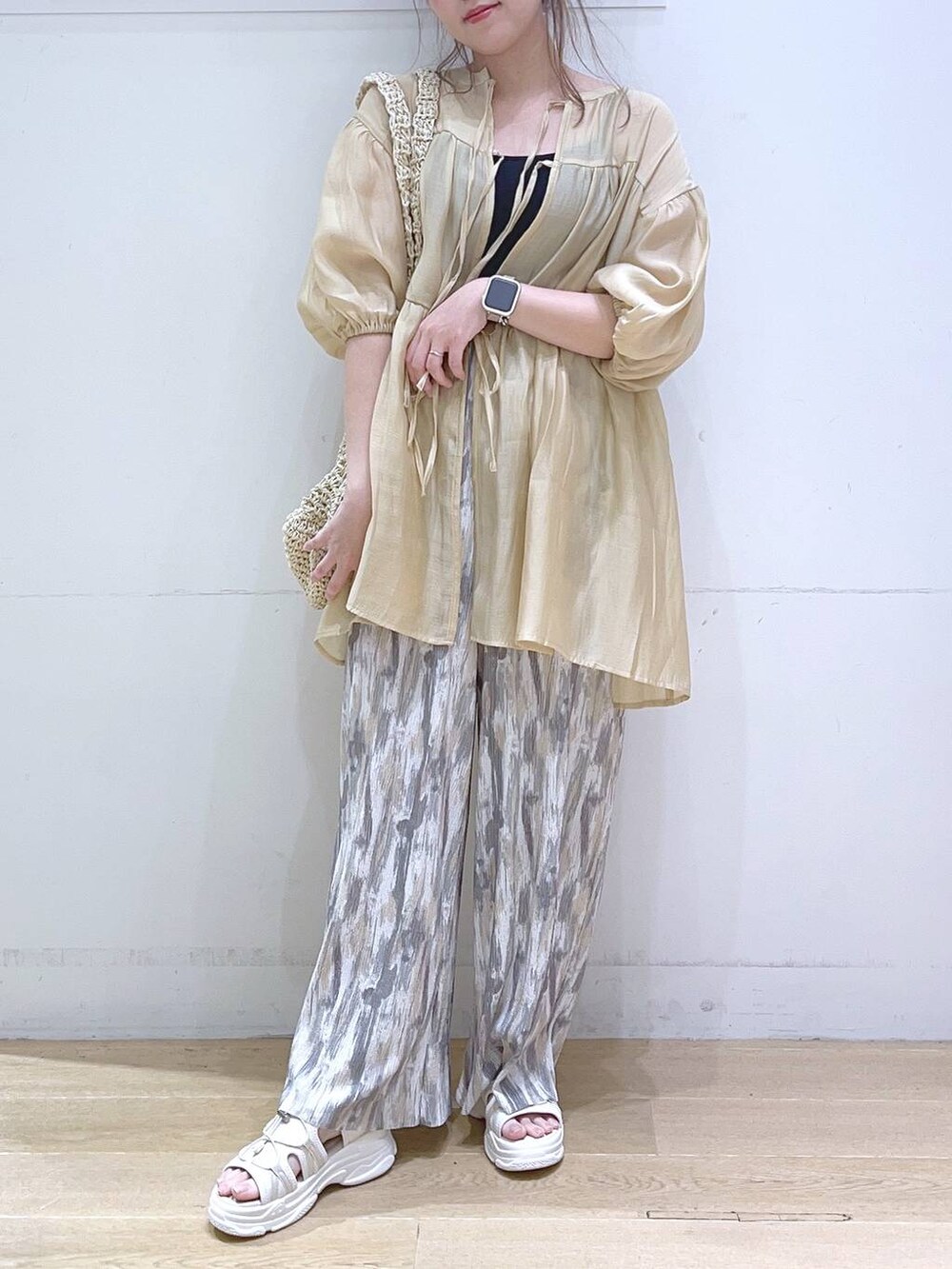 ホワイト系のサンダル、ホワイト系のトートバッグ、ベージュ系のその他パンツを着用したレディースの春コーディネートの5枚目の写真