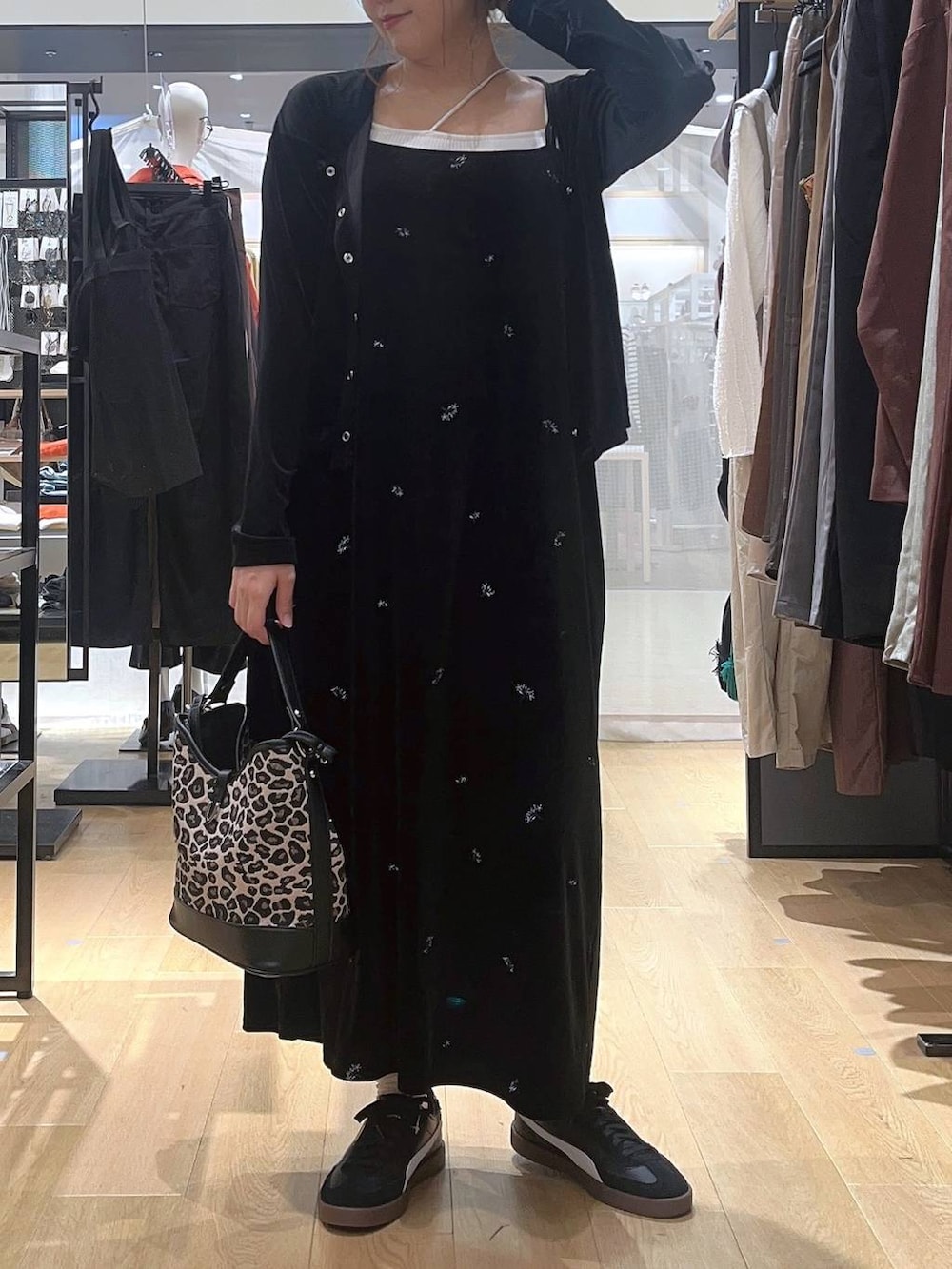 「低身長、着痩せ・細見え、体型カバー、ワンピース、秋コーデ、秋服準備はじめました、秋冬新作、カーディガン、大人カジュアル、きれいめカジュアル、デートコーデ、ママコーデ、楽ちんコーデ」｜「LEPSIMの【NEW ERA】920コットンFLAX　253247（キャップ、ホワイト系）」を使った、ヨシピーさん（レディース・154cm）の秋コーディネートの6枚目の写真