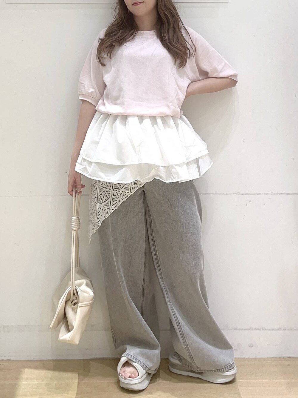 ホワイト系のショルダーバッグ、ホワイト系のバンダナ/スカーフを着用したレディースの夏コーディネートの8枚目の写真