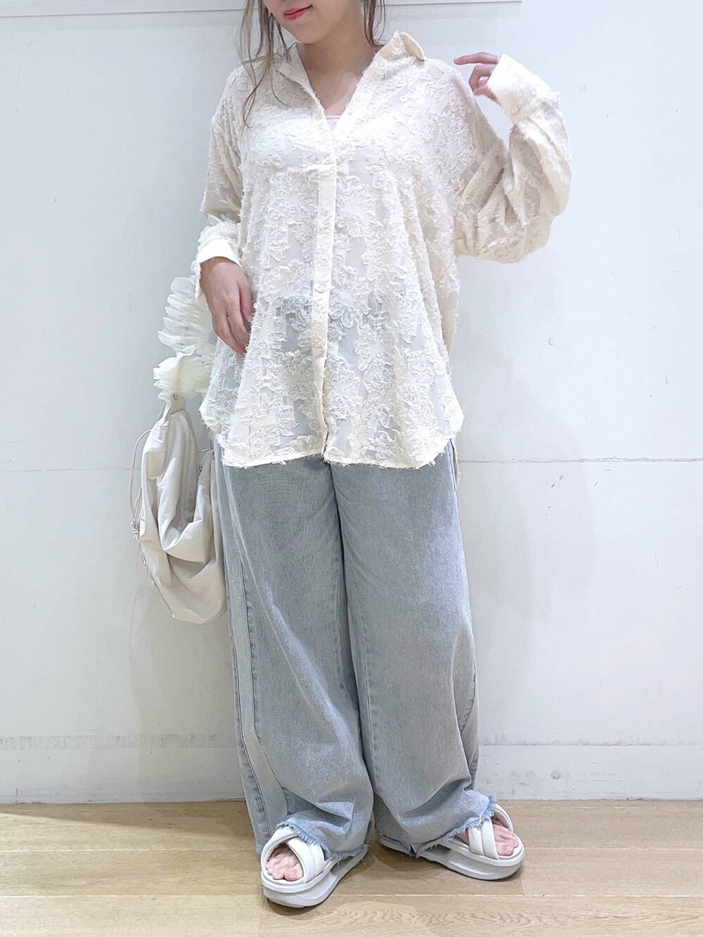 「低身長、着痩せ・細見え、デニムパンツ、シャツ、楽ちんコーデ、カジュアル、体型カバー、秋コーデ、秋服準備はじめました、ママコーデ」｜「LAKOLEのサイドラインデニムパンツ / 124570（デニムパンツ、ブルー系）」を使った、ヨシピーさん（レディース・154cm）の秋コーディネートの2枚目の写真
