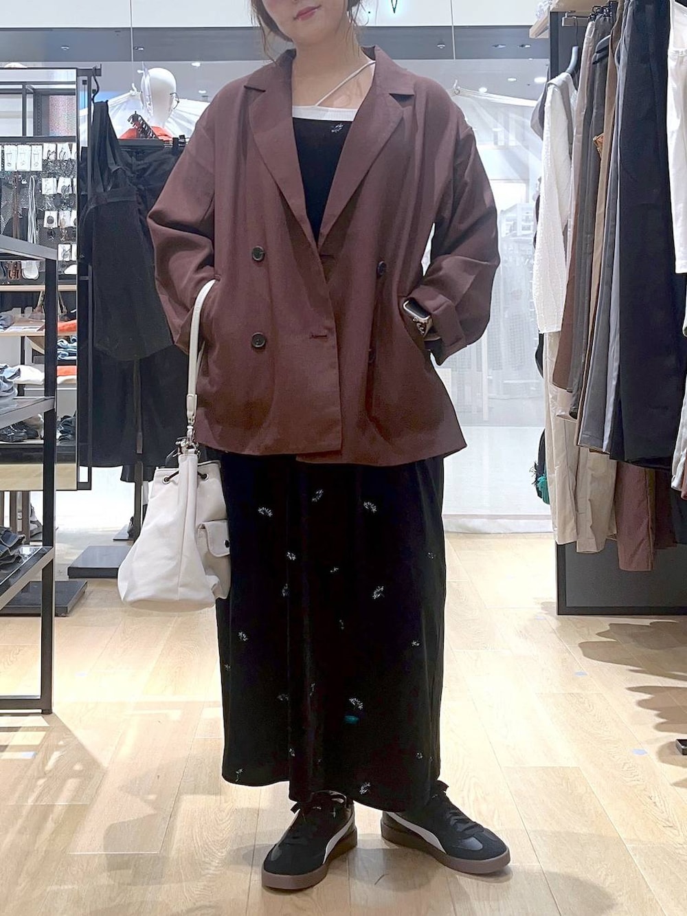 ベージュ系のキャミソール、ホワイト系のショルダーバッグ、レッド系のテーラードジャケットを着用したレディースの秋コーディネートの8枚目の写真