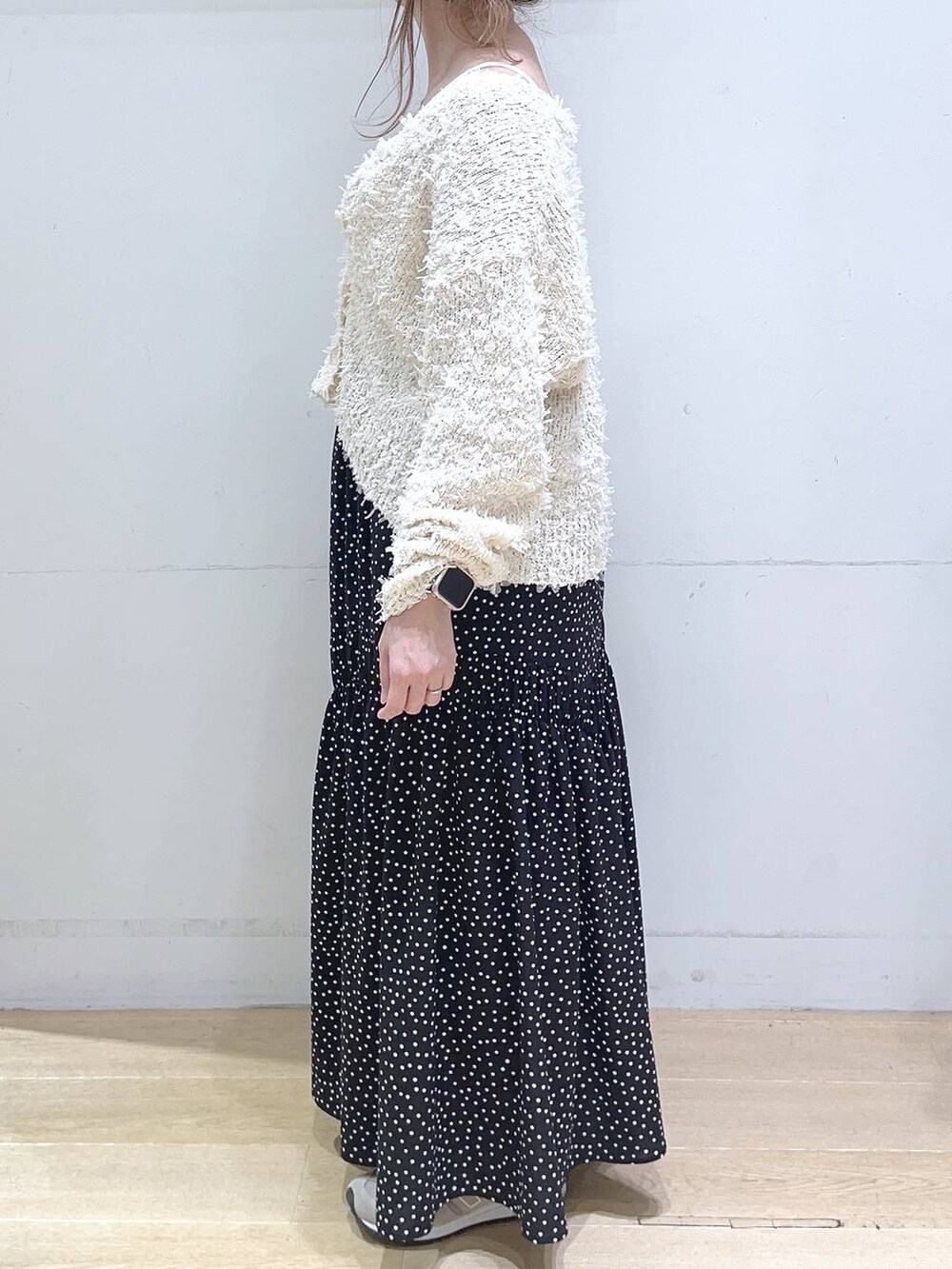 「低身長、着痩せ・細見え、体型カバー、カーディガン、デートコーデ、楽ちんコーデ、スカート、春コーデ、フェミニン」｜「LAKOLEのスクエアネックカップキャミ / 106663（キャミソール、ホワイト系）」を使った、ヨシピーさん（レディース・154cm）の冬コーディネートの5枚目の写真