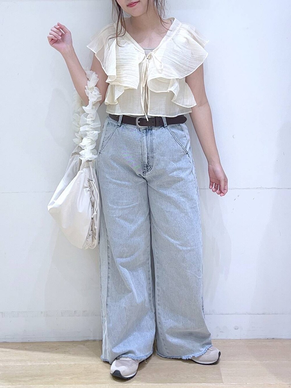 「低身長、着痩せ・細見え、体型カバー、ワイドパンツ、デニムパンツ、ビスチェ、夏コーデ、カジュアル、フェミニン、楽ちんコーデ、ママコーデ、デートコーデ、女子会」｜「LAKOLEのサイドラインデニムパンツ / 124570（デニムパンツ、ブルー系）」を使った、ヨシピーさん（レディース・154cm）の夏コーディネートの2枚目の写真