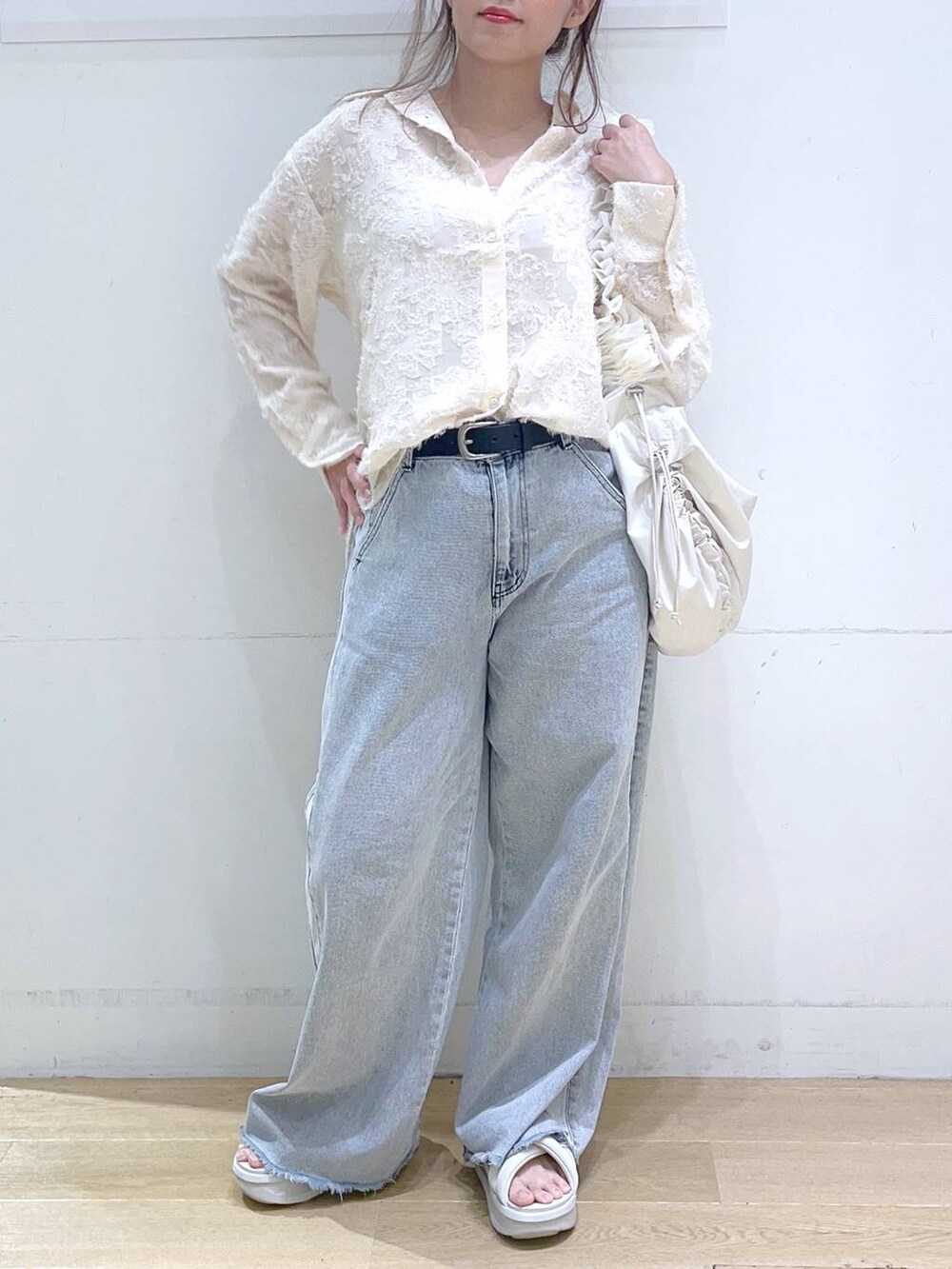 「低身長、着痩せ・細見え、デニムパンツ、シャツ、楽ちんコーデ、カジュアル、体型カバー、秋コーデ、秋服準備はじめました、ママコーデ」｜「LAKOLEのサイドラインデニムパンツ / 124570（デニムパンツ、ブルー系）」を使った、ヨシピーさん（レディース・154cm）の秋コーディネートの4枚目の写真