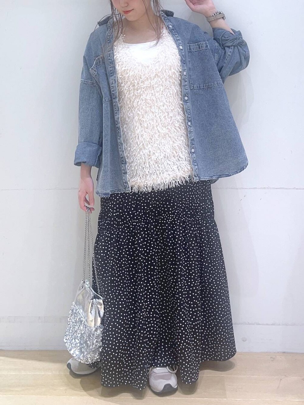 「低身長、着痩せ・細見え、体型カバー、春コーデ、春色、春服みてみて、春夏コーデ、デニムジャケット、ベスト、スカート、カジュアル、カジュアルコーデ、デートコーデ、女子会、ママコーデ」｜「LAKOLEのケミカルウォッシュシャツ長袖 / 140262（シャツ/ブラウス、ブルー系）」を使った、ヨシピーさん（レディース・154cm）の春コーディネートの5枚目の写真