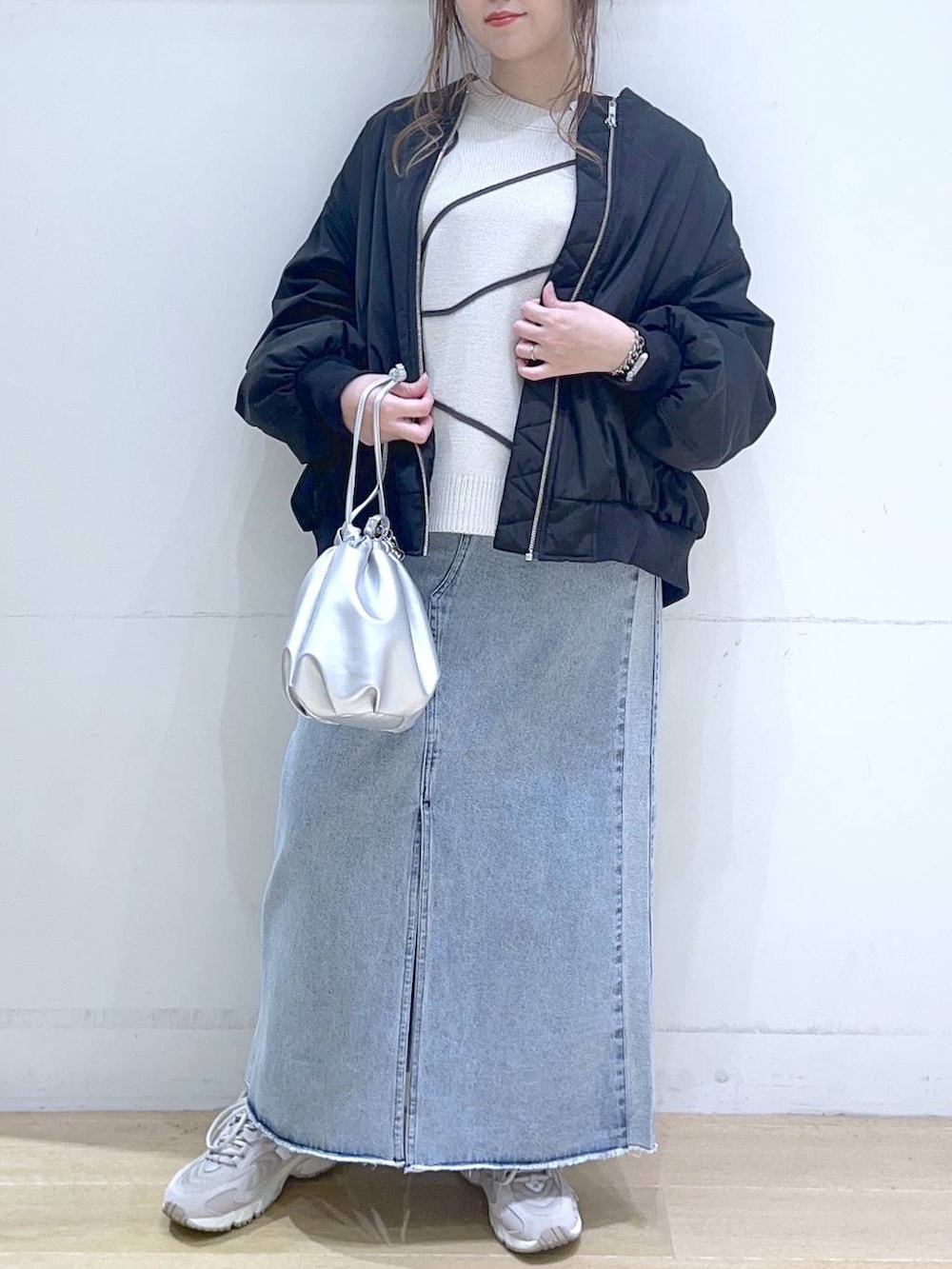 「春コーデ、低身長、着痩せ・細見え、体型カバー、MA-1、アウター、ニット、スカート、カジュアル、カジュアルコーデ、女子ウケ、ママコーデ、楽ちんコーデ」｜「NEW BALANCEの【new balance（ニューバランス)】ML725(WOMEN)（スニーカー、グレー系）」を使った、ヨシピーさん（レディース・154cm）の冬コーディネートの4枚目の写真