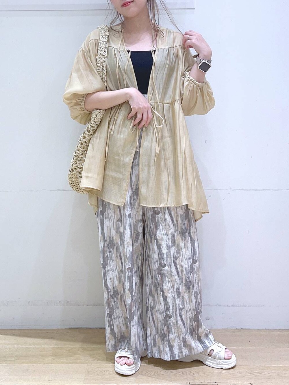 ホワイト系のサンダル、ホワイト系のトートバッグ、ベージュ系のその他パンツを着用したレディースの春コーディネートの4枚目の写真