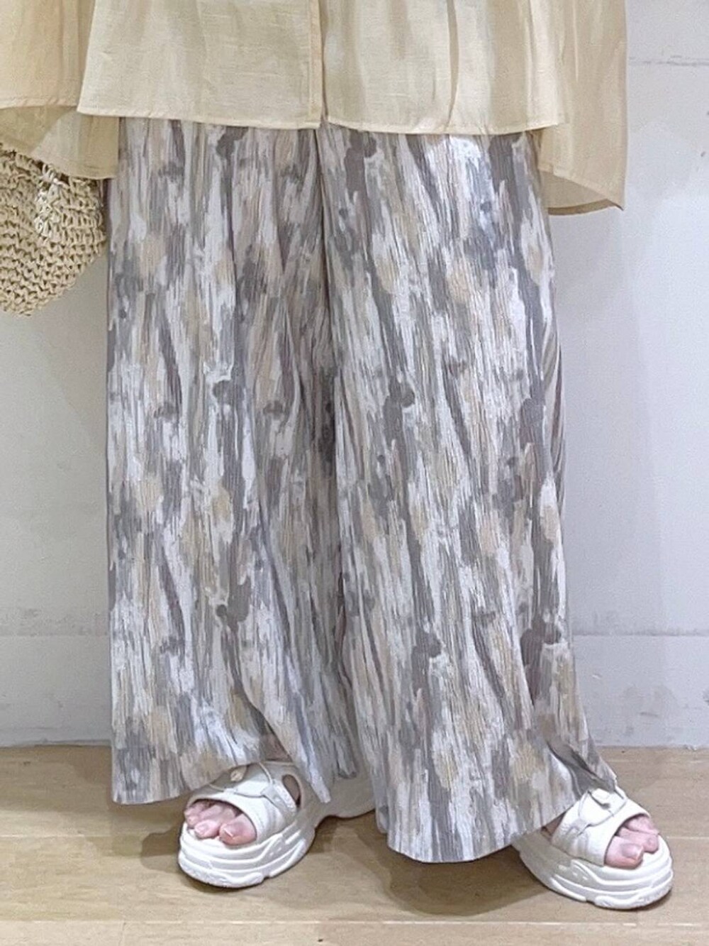 ホワイト系のサンダル、ホワイト系のトートバッグ、ベージュ系のその他パンツを着用したレディースの春コーディネートの8枚目の写真