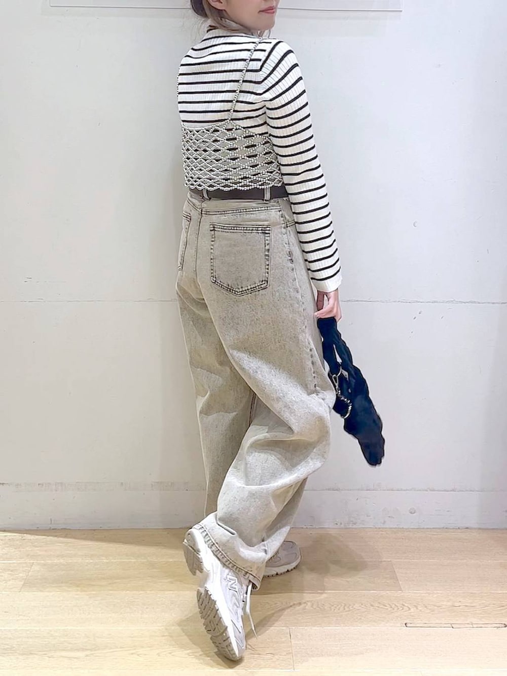 「カジュアル、カジュアルコーデ、楽ちんコーデ、ママコーデ、秋服準備はじめました、ジャケット、ニット、デニムパンツ、ビスチェ、スニーカー、低身長、着痩せ・細見え、体型カバー、秋コーデ、秋冬新作」｜「NEW BALANCEの【new balance（ニューバランス)】ML725(WOMEN)（スニーカー、グレー系）」を使った、ヨシピーさん（レディース・154cm）の秋コーディネートの8枚目の写真