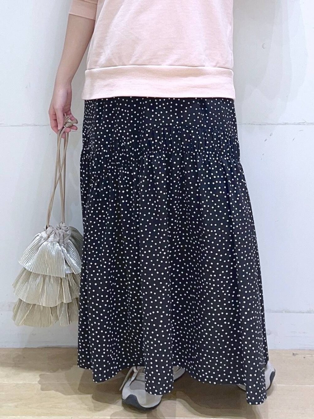 「春コーデ、春色、春服みてみて、スウェット、スカート、カジュアルコーデ、ママコーデ、低身長、着痩せ・細見え、体型カバー、楽ちんコーデ」｜「LAKOLEのプリーツラッフル2WAYショルダーバッグ / 288796（ショルダーバッグ、ベージュ系）」を使った、ヨシピーさん（レディース・154cm）の冬コーディネートの8枚目の写真