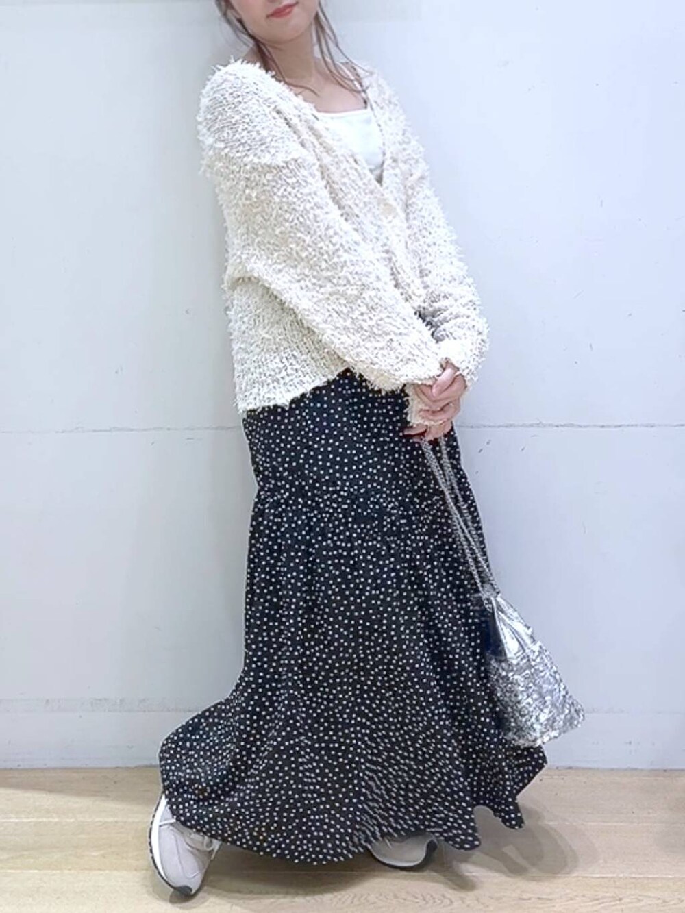 「低身長、着痩せ・細見え、体型カバー、カーディガン、デートコーデ、楽ちんコーデ、スカート、春コーデ、フェミニン」｜「LAKOLEのスクエアネックカップキャミ / 106663（キャミソール、ホワイト系）」を使った、ヨシピーさん（レディース・154cm）の冬コーディネートの3枚目の写真