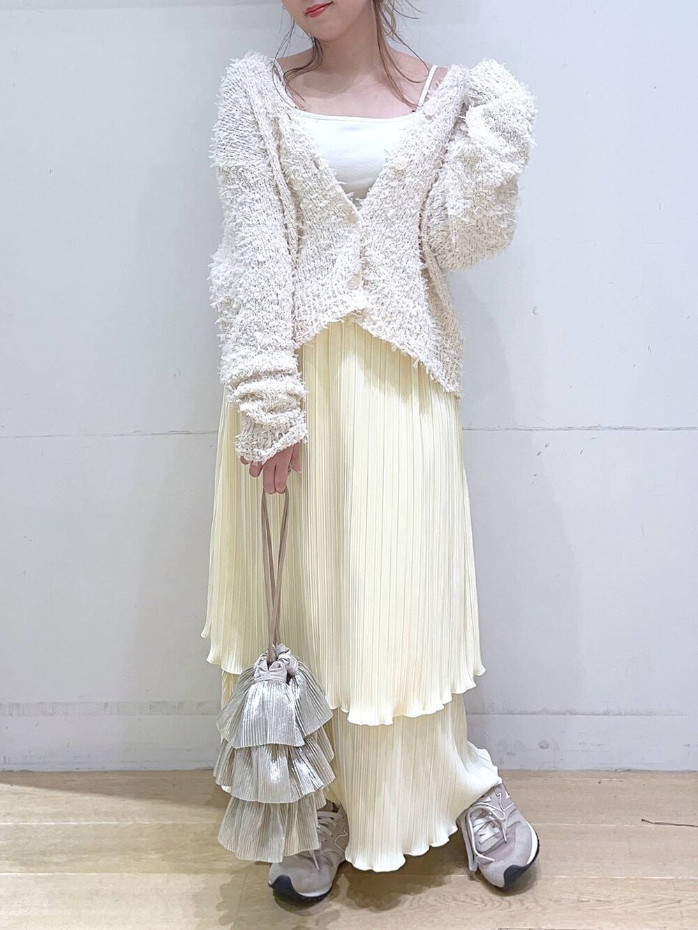「低身長、着痩せ・細見え、体型カバー、春色、春コーデ、春服みてみて、カーディガン、スカート、デートコーデ、フェミニン」｜「LAKOLEのスクエアネックカップキャミ / 106663（キャミソール、ホワイト系）」を使った、ヨシピーさん（レディース・154cm）の冬コーディネートの3枚目の写真