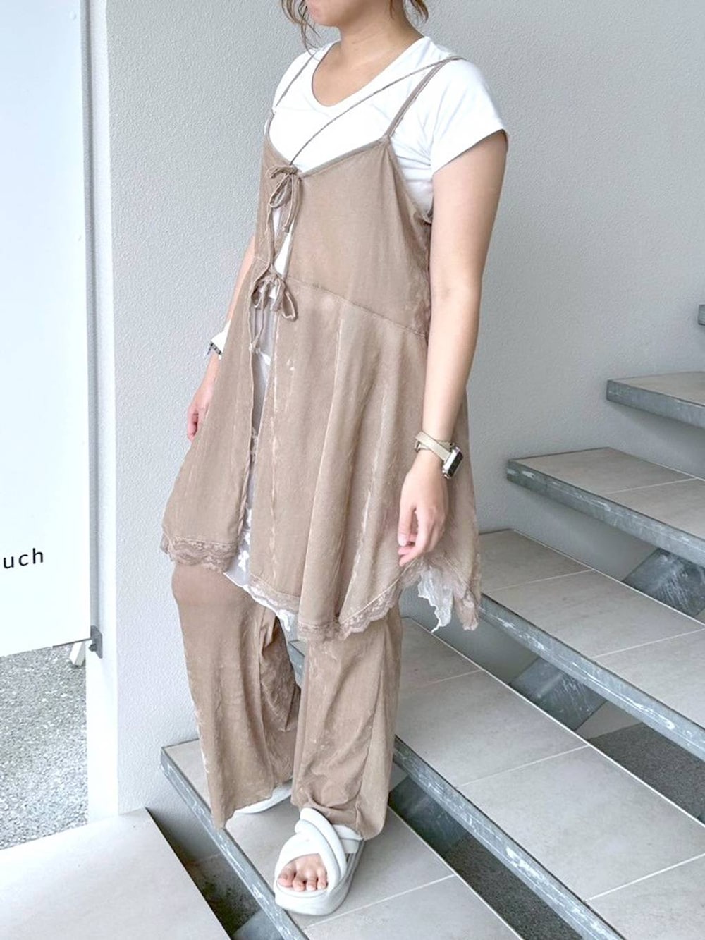「低身長、着痩せ・細見え、体型カバー、ブランドミックス、キャミソール、ワイドパンツ、セットアップ、ワントーン、ベーシック/シンプル、夏コーデ、カジュアルコーデ、カジュアル、ママコーデ、女子ウケ」｜「LEPSIMの大判レーススカーフ　495476（バンダナ/スカーフ、ホワイト系）」を使った、ヨシピーさん（レディース・154cm）の夏コーディネートの8枚目の写真