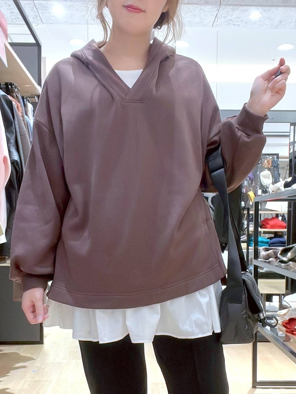 ブラウン系のスニーカー、ホワイト系のTシャツ/カットソー、ブラック系のその他パンツを着用したレディースの秋コーディネートの7枚目の写真