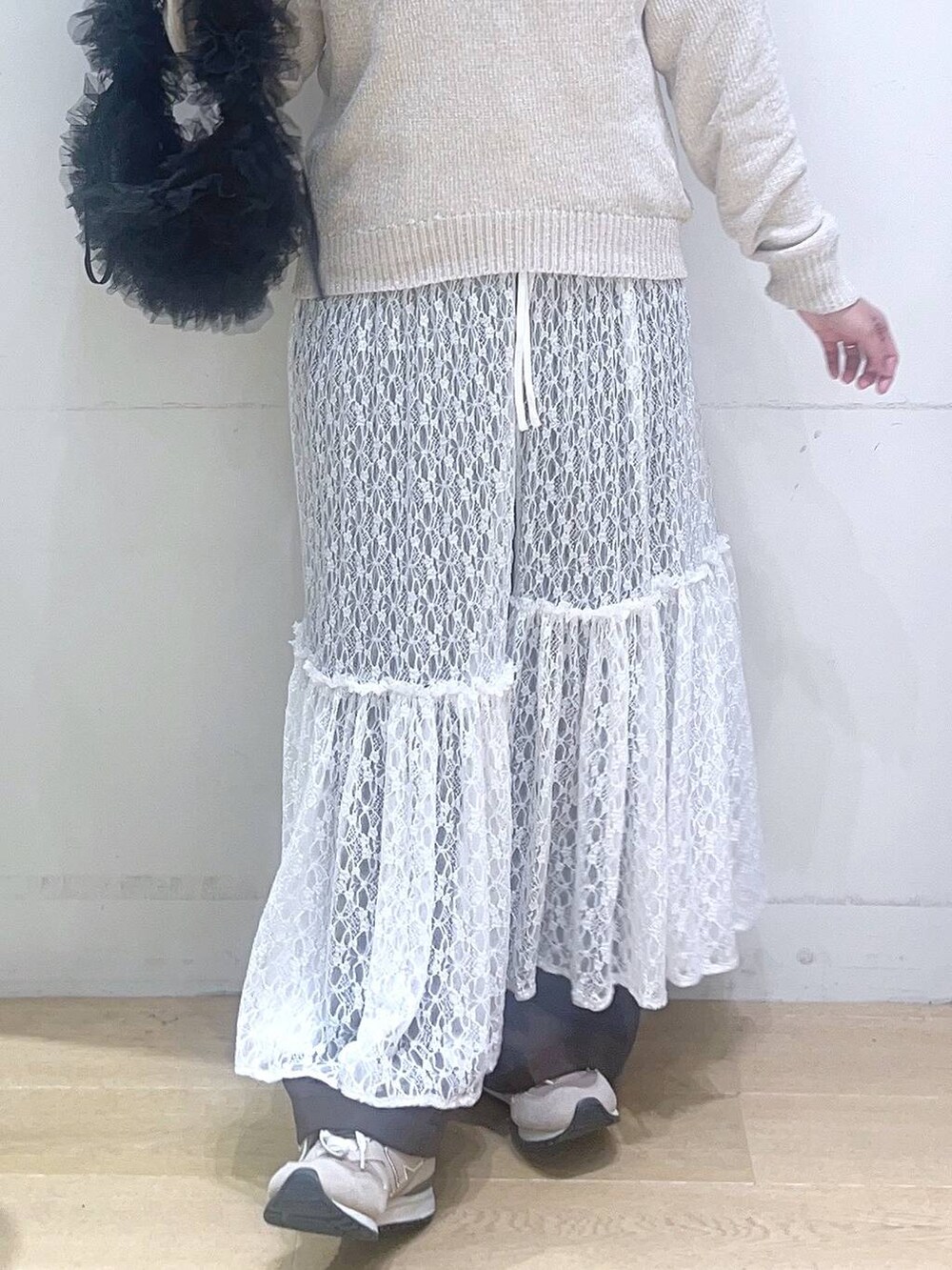 「低身長、着痩せ・細見え、体型カバー、キャミワンピース、ニット、ワイドパンツ、冬コーデ、カジュアル、カジュアルコーデ、フェミニン、女子ウケ、女子会」｜「LAKOLEの刺繍ロゴモールニットプルオーバー / 203749（ニット/セーター、ベージュ系）」を使った、ヨシピーさん（レディース・154cm）の冬コーディネートの8枚目の写真