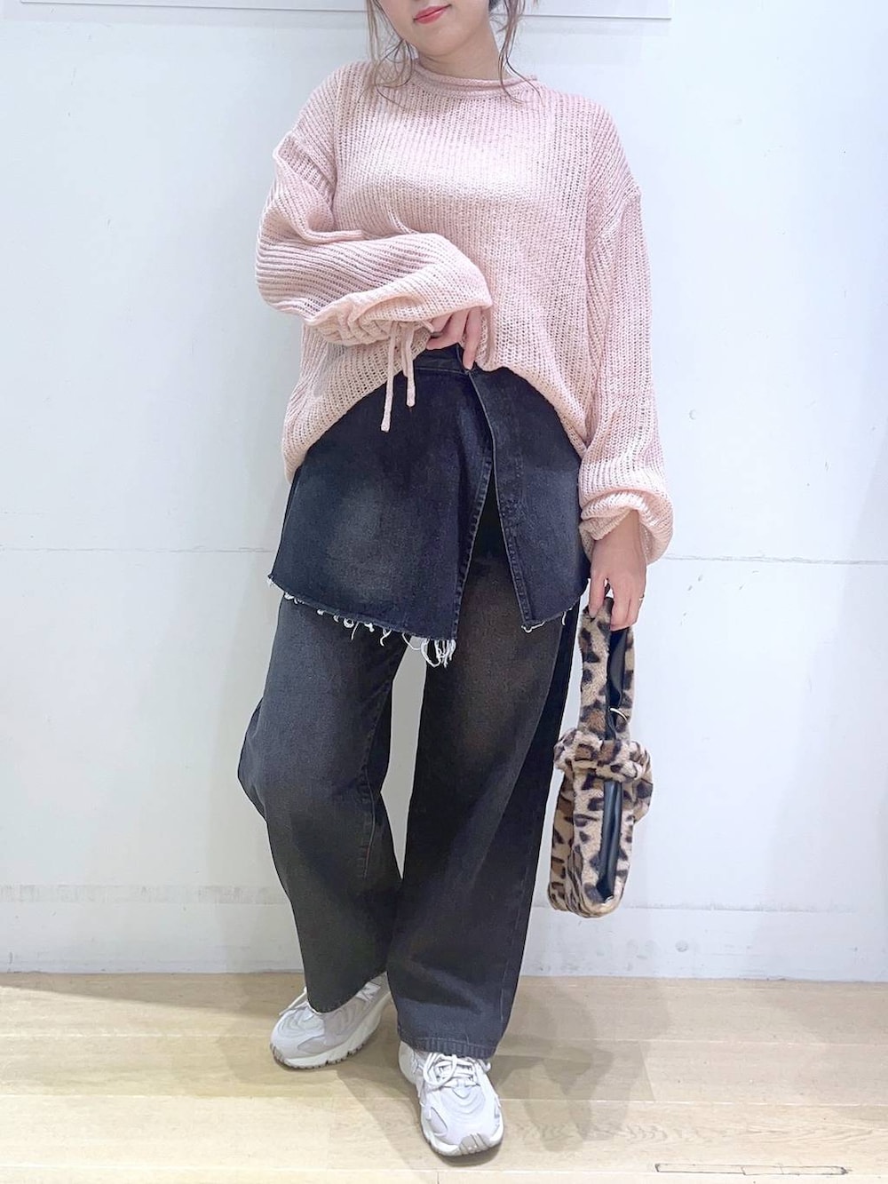 「ママコーデ、低身長、着痩せ・細見え、体型カバー、デニムパンツ、ニット、秋冬新作、秋コーデ、秋服準備はじめました、カジュアル、カジュアルコーデ、女子ウケ、楽ちんコーデ」｜「NEW BALANCEの【new balance（ニューバランス)】ML725(WOMEN)（スニーカー、グレー系）」を使った、ヨシピーさん（レディース・154cm）の秋コーディネートの4枚目の写真