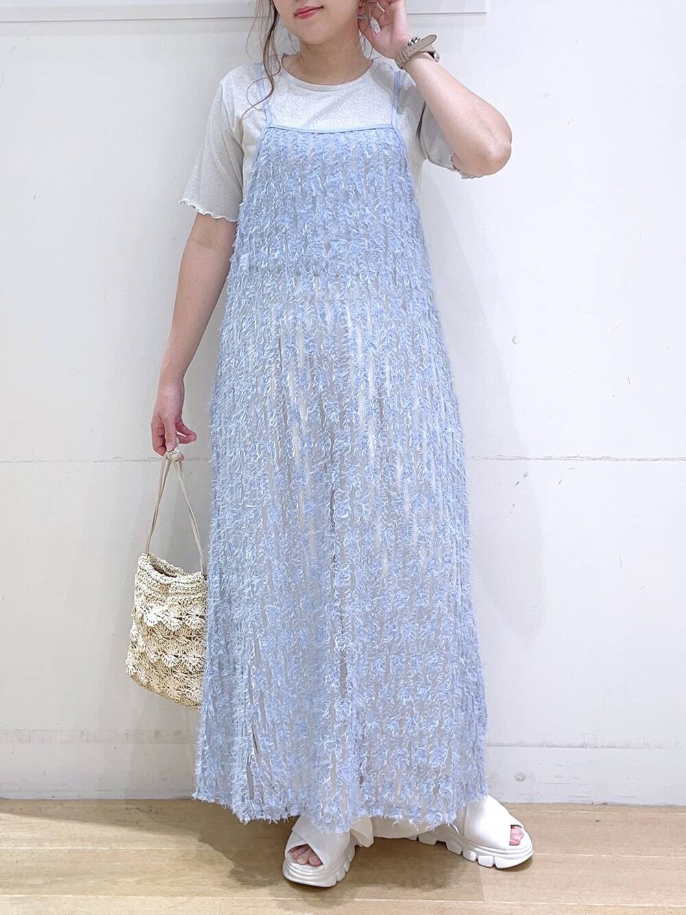 ホワイト系のサンダル、ブルー系のワンピース、ベージュ系のショルダーバッグを着用したレディースの春コーディネートの3枚目の写真