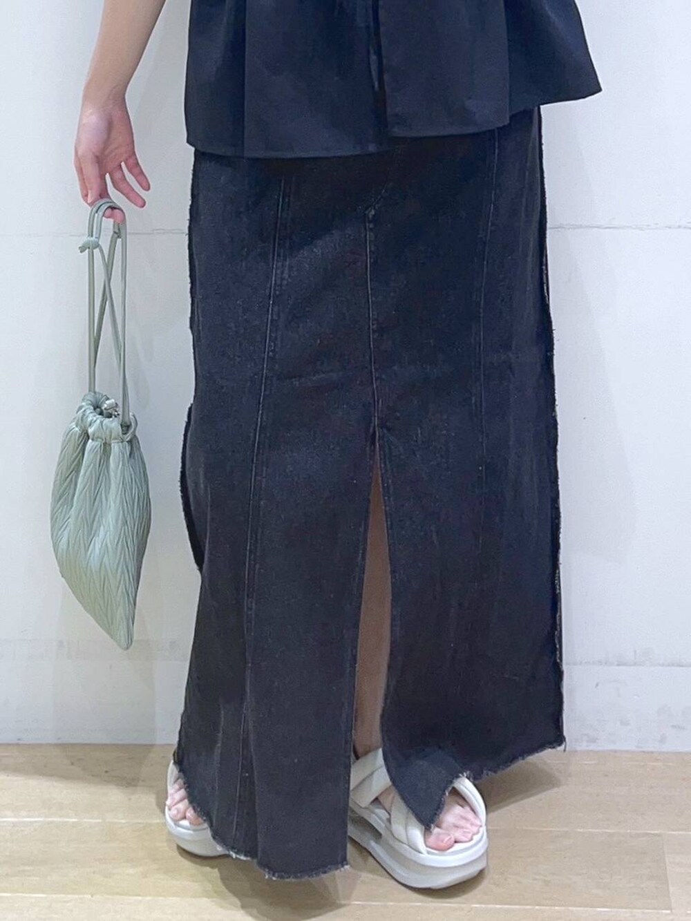 「低身長、着痩せ・細見え、体型カバー、モノトーン、カジュアルコーデ、女子ウケ、デートコーデ、ママコーデ、楽ちんコーデ、夏コーデ」｜「LAKOLEのシアーメロウ半袖T / 129237（Tシャツ/カットソー、ホワイト系）」を使った、ヨシピーさん（レディース・154cm）の夏コーディネートの8枚目の写真