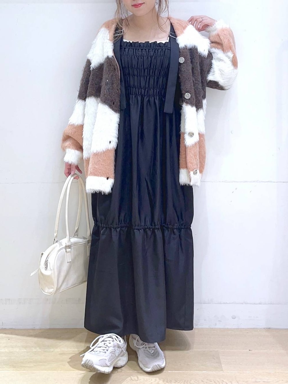 「低身長、着痩せ・細見え、体型カバー、ワンピース、カーディガン、ニット、スニーカー、秋コーデ、秋冬新作、秋服準備はじめました、フェミニン、楽ちんコーデ、ママコーデ」｜「NEW BALANCEの【new balance（ニューバランス)】ML725(WOMEN)（スニーカー、グレー系）」を使った、ヨシピーさん（レディース・154cm）の秋コーディネートの5枚目の写真