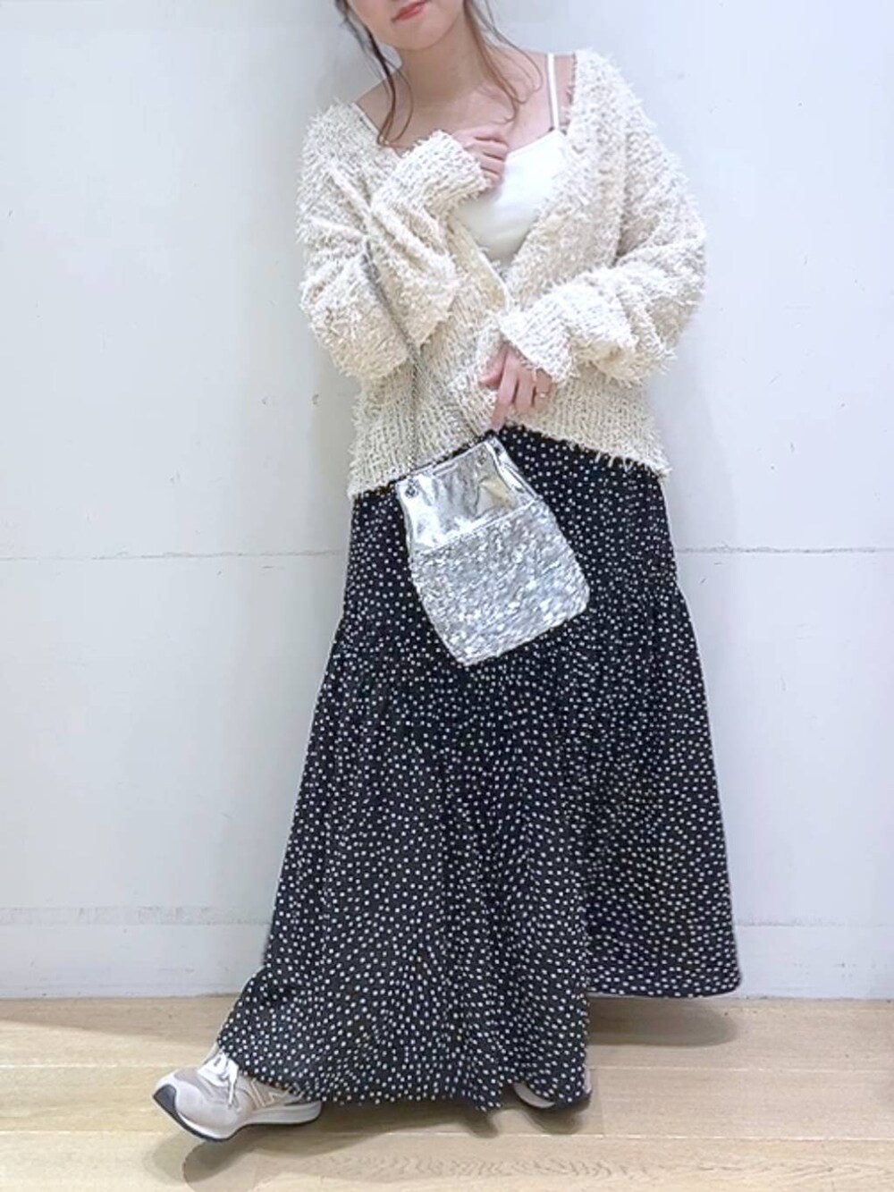 「低身長、着痩せ・細見え、体型カバー、カーディガン、デートコーデ、楽ちんコーデ、スカート、春コーデ、フェミニン」｜「LAKOLEのスクエアネックカップキャミ / 106663（キャミソール、ホワイト系）」を使った、ヨシピーさん（レディース・154cm）の冬コーディネートの2枚目の写真