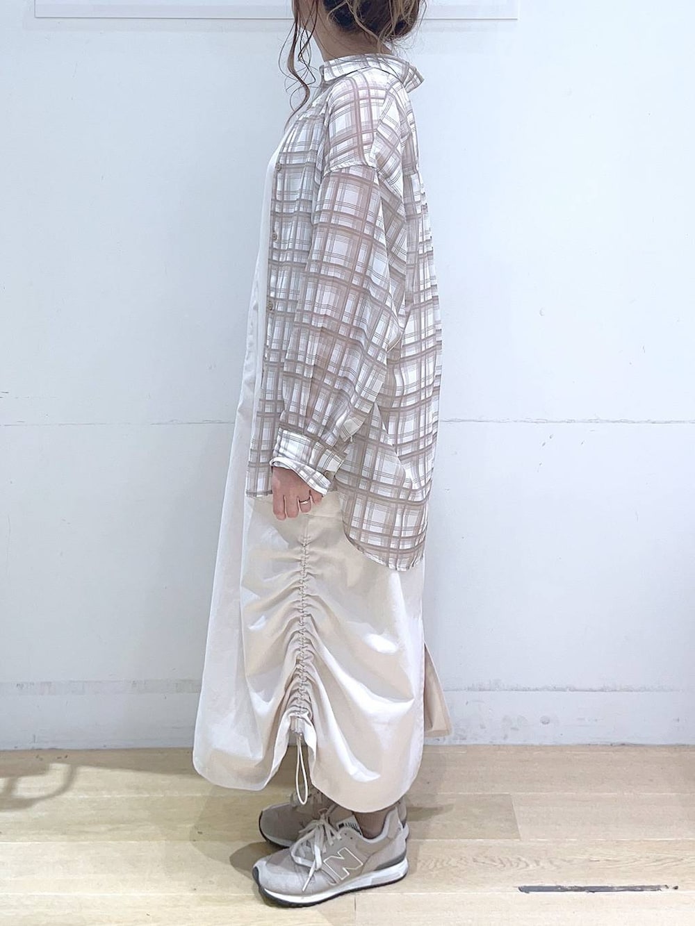「低身長、着痩せ・細見え、体型カバー、ワンピース、シャツ、ワントーン、シアートップス、淡色コーデ、カジュアル、カジュアルコーデ、ママコーデ」｜「LAKOLEのプリーツラッフル2WAYショルダーバッグ / 288796（ショルダーバッグ、ベージュ系）」を使った、ヨシピーさん（レディース・154cm）の春コーディネートの7枚目の写真