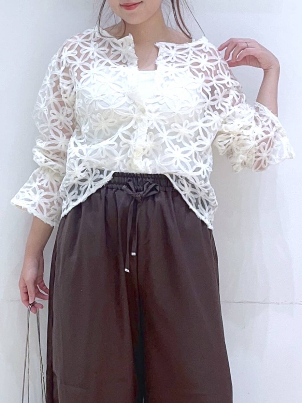 「低身長、着痩せ・細見え、体型カバー、ワイドパンツ、秋コーデ、ブラウス、フェミニン、シンプルコーデ、カジュアルコーデ、きれいめ、きれいめカジュアル、ママコーデ、楽ちんコーデ」｜「LAKOLEのスクエアネックカップキャミ / 106663（キャミソール、ホワイト系）」を使った、ヨシピーさん（レディース・154cm）の夏コーディネートの6枚目の写真