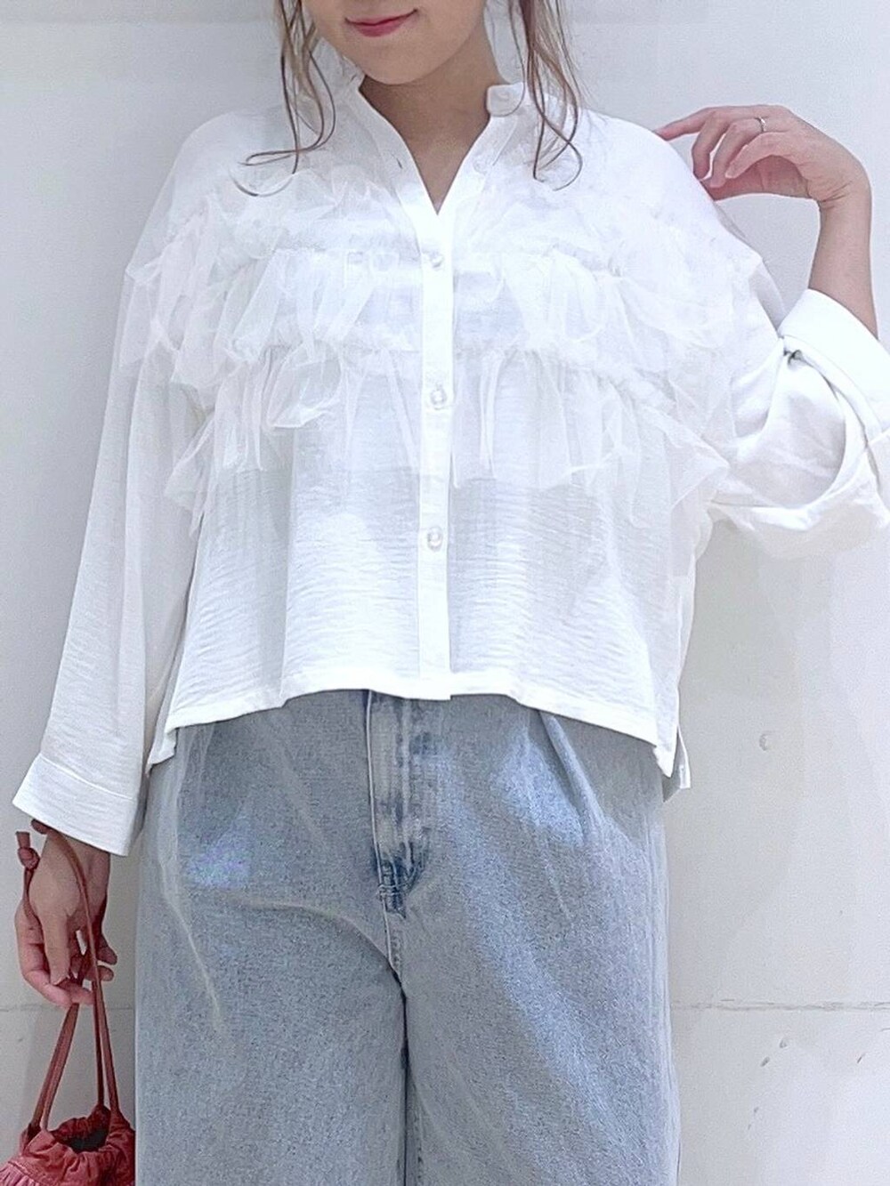 「低身長、夏コーデ、秋コーデ、ブラウス、着痩せ・細見え、体型カバー、デニムパンツ、ワイドパンツ、カジュアルコーデ、ママコーデ、楽ちんコーデ、ベーシック/シンプル」｜「LAKOLEのウエストフックデニムパンツ / 120686（デニムパンツ、ブルー系）」を使った、ヨシピーさん（レディース・154cm）の夏コーディネートの7枚目の写真