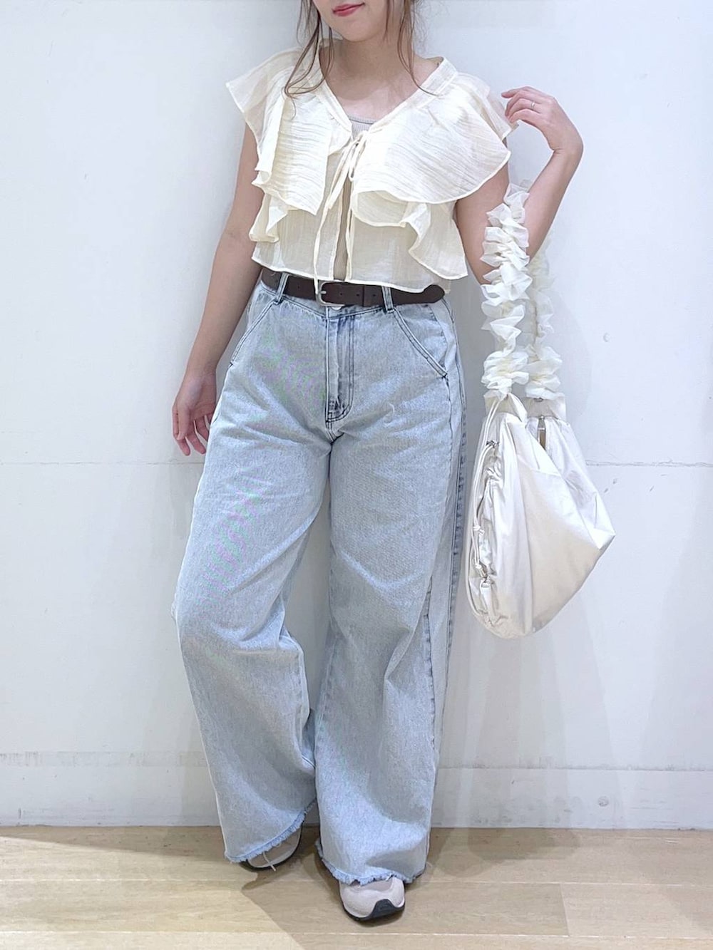 「低身長、着痩せ・細見え、体型カバー、ワイドパンツ、デニムパンツ、ビスチェ、夏コーデ、カジュアル、フェミニン、楽ちんコーデ、ママコーデ、デートコーデ、女子会」｜「LAKOLEのサイドラインデニムパンツ / 124570（デニムパンツ、ブルー系）」を使った、ヨシピーさん（レディース・154cm）の夏コーディネートの3枚目の写真