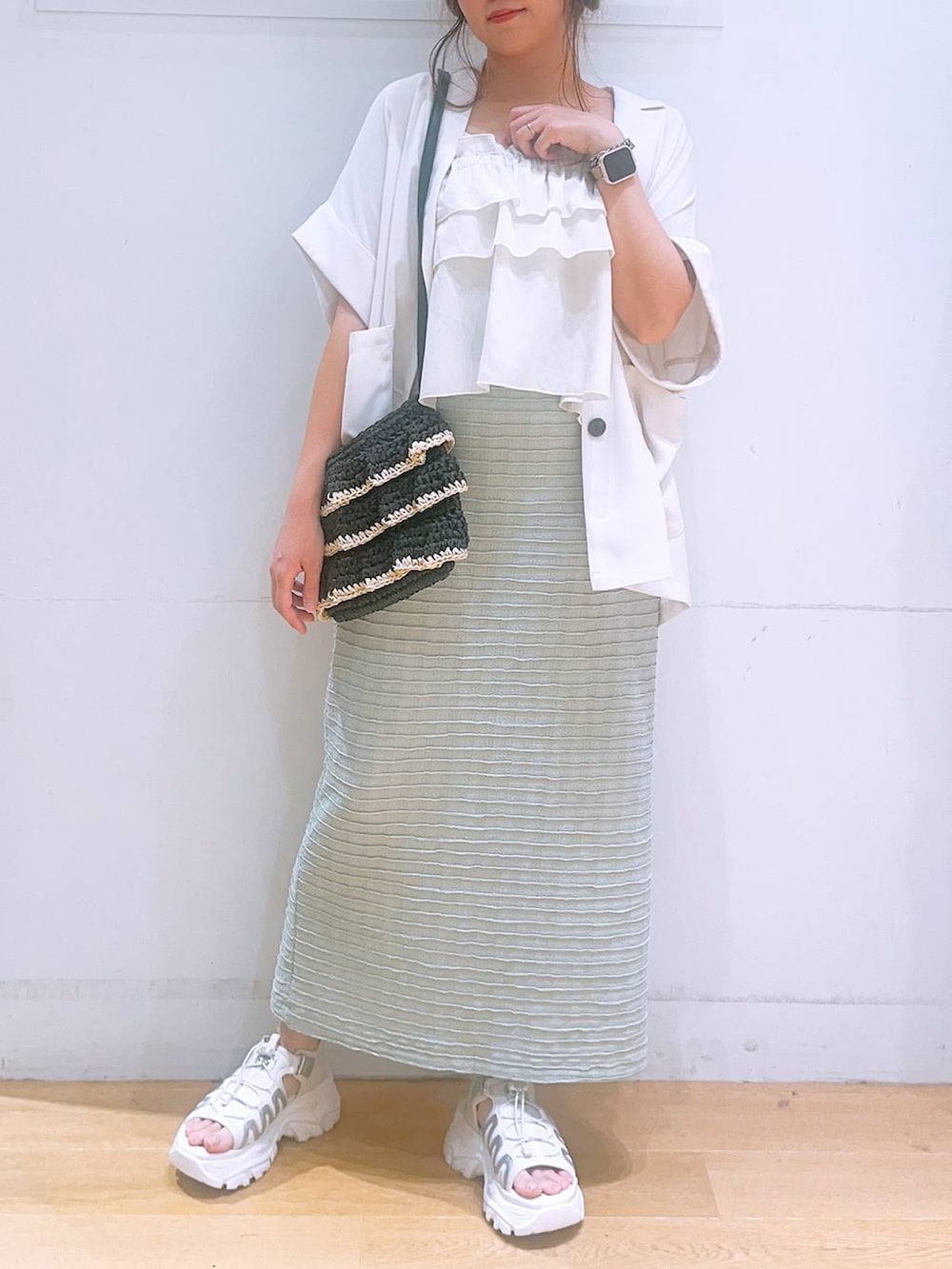 「着痩せ・細見え、ジャケット、スカート、サンダル、夏コーデ、ビスチェ、体型カバー、低身長、きれいめ、きれいめカジュアル、ブランドミックス」｜「LAKOLEのペーパーフリルショルダーバッグ / 286390（ショルダーバッグ、ブラック系）」を使った、ヨシピーさん（レディース・154cm）の春コーディネートの2枚目の写真