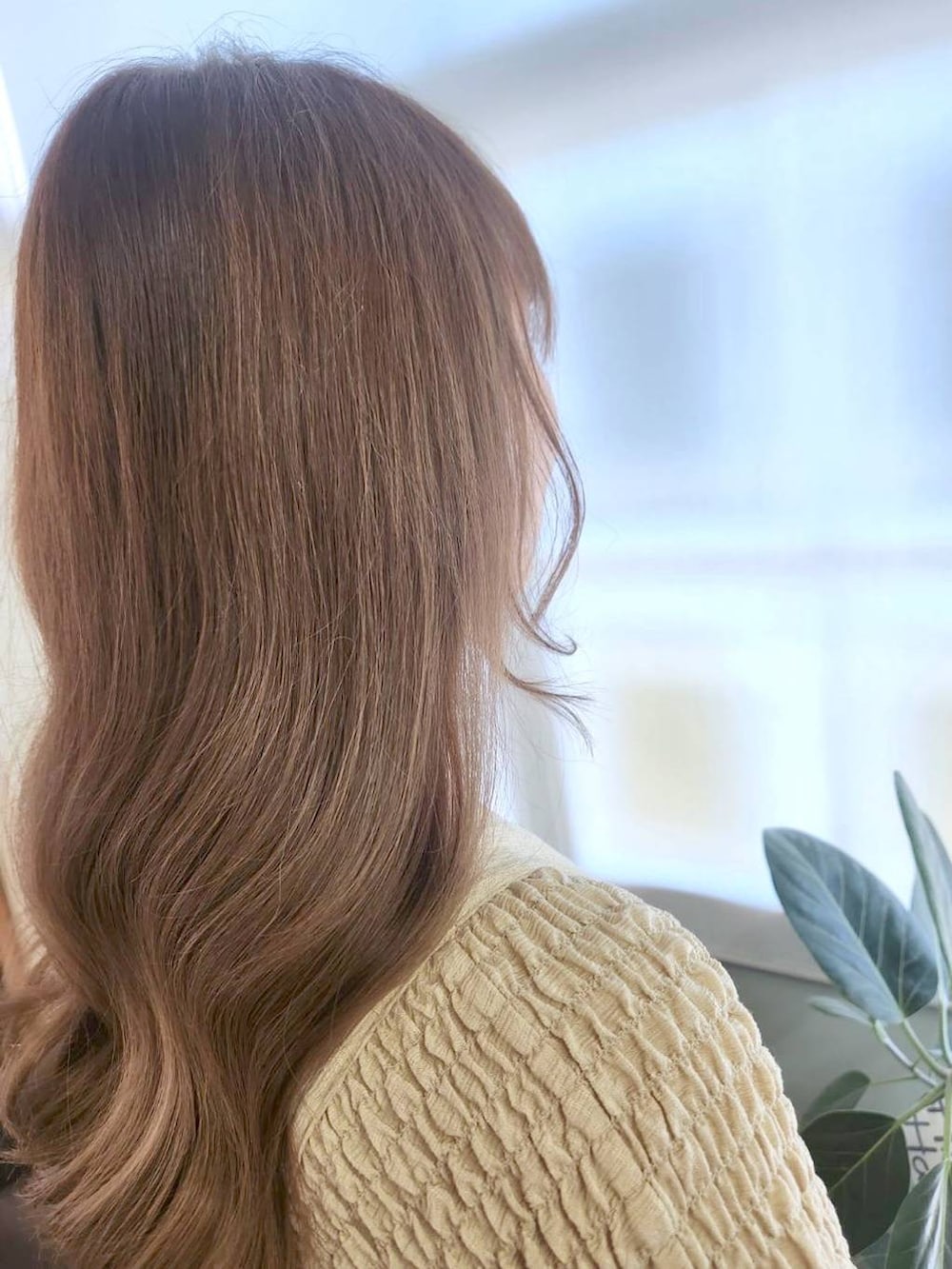 「グレー系_ヘアカラー、ベージュ・ミルクティー系_ヘアカラー、ロングヘア」｜「LEPSIMの【産前・産後対応】マタニティ／シャーリングVワンピース　420595（マタニティウェア/グッズ、ベージュ系）」を使った、ヨシピーさん（レディース・154cm）の夏コーディネートの3枚目の写真