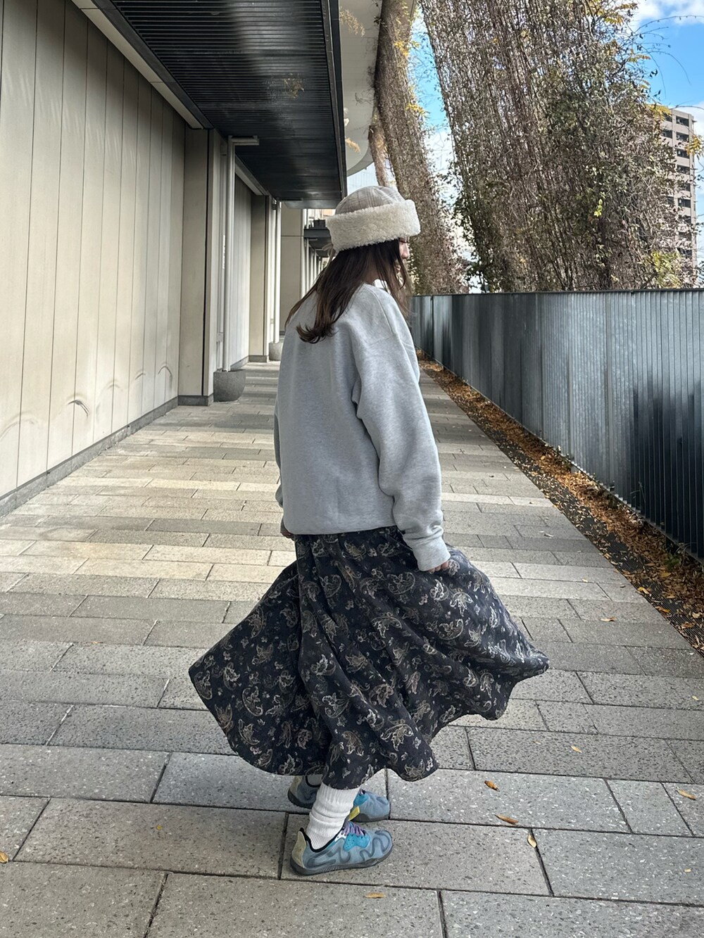 ブルー系のシューズ、ベージュ系のハットを着用したレディースの冬コーディネートの3枚目の写真