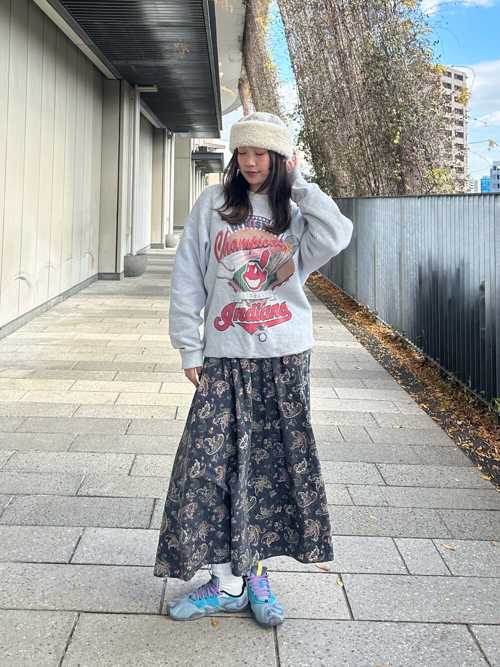 ブルー系のシューズ、ベージュ系のハットを着用したレディースの冬コーディネートの2枚目の写真