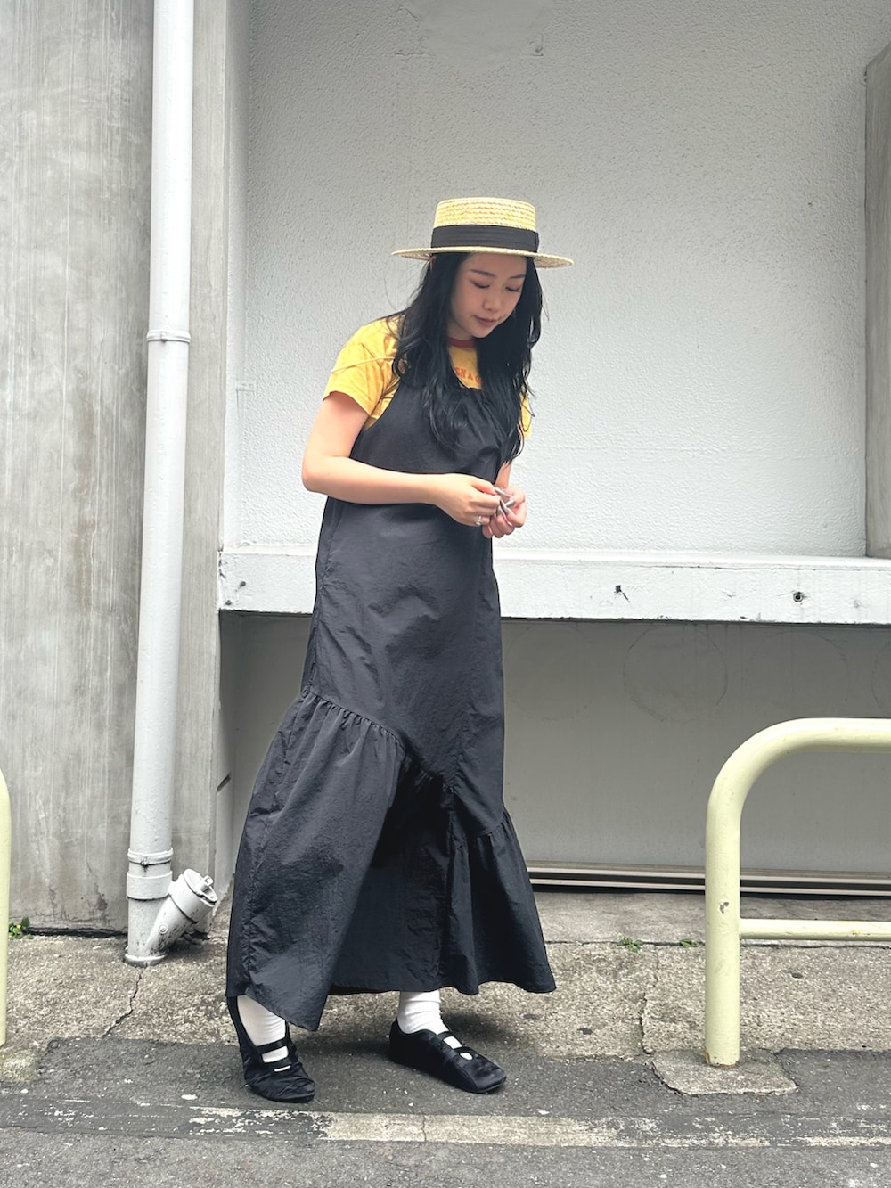 「夏コーデ、カンカン帽、麦わら帽子、ストローハット、夏ファッション、ワンピース、ピチT、Tシャツコーデ、リンガーTシャツ、バレエシューズ、黒髪ロング、ロゴT」|「OVERRIDEのOVERRIDE TOOTHED STRAW BOATER / オーバーライド(ハット、ブラック系)」を使った、mahhiiさん(骨格ストレート・レディース・161cm)の夏コーディネートの2枚目の写真